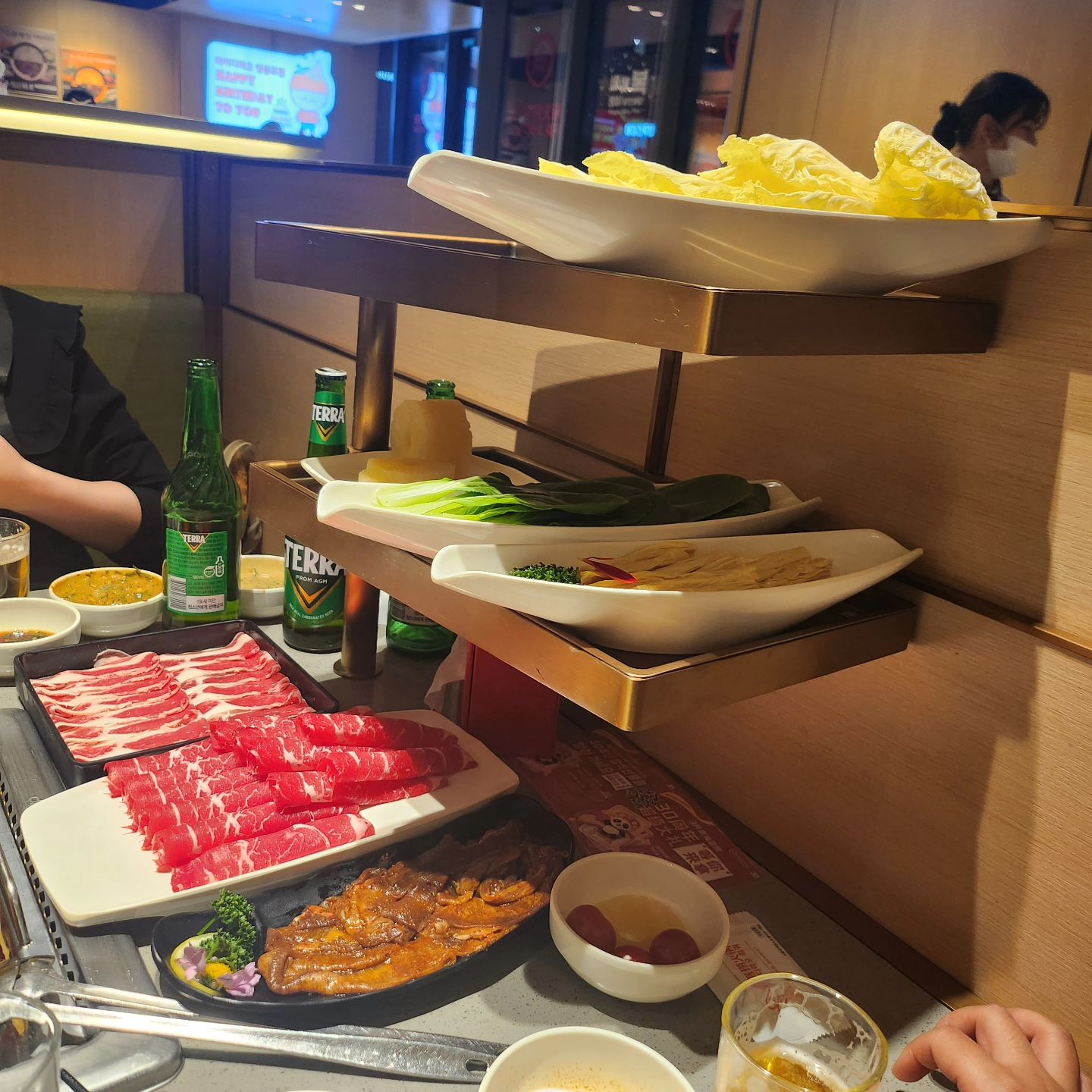 하이디라오 맛있그등요...
오늘 하이디라오가서 변검공연봤는데
하이디라오에서 진짜 별걸 다 하네....
토마토탕 강추강추🍅🍅🍅🍅🍅