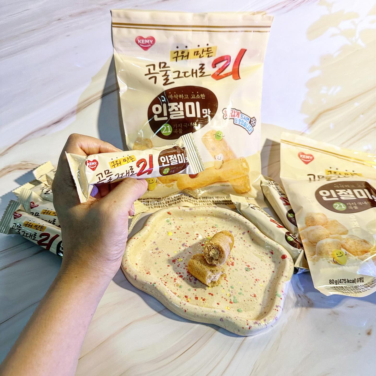🥨업체로부터 제공받은 제품입니다🥨

할매니얼 입맛 저격 인절미맛 #곡물그대로21

🧡GS25 편의점 신상으로 신규 입점했어요!

🧡든든한 당충전 아이템 찾는다면?

🧡바삭함과 고소함을 동시에 맛 볼 수 있는 인절미맛 스낵을 만나보세요!

🧡21가지 국내산 곡물로 만들어져 영양과 건강까지!

🧡HACCP 인증으로 안심하고 먹을 수 있어요!

🧡낱개포장으로 가방 속에 쏙! 손쉬운 휴대가 가능해요!

🧡차게 얼려 먹으면 더욱 맛있어요!

-

‘곡물그대로21 인절미맛’
kemyfood.officia

-

#인절미스낵 #인절미과자 #곡물과자 #곡물그대로21 #사무실간식 #간식추천 #회사간식 #아이들간식 #아이간식 #개별포장간식 #부모님간식 #케미몰 #고소한간식 #간편간식

-

#먹스타 #먹팔 #먹팔해요 #먹팔맞팔 #먹 #맛 #맛스타 #맛스타그램 #간식스타그램 #간식그램