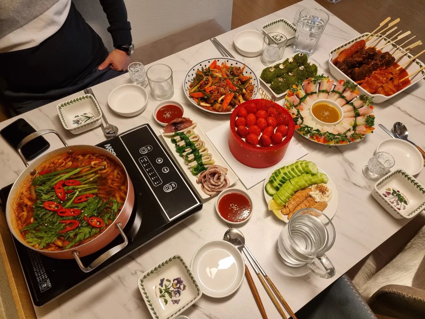 🍽

크리스마스이브에 홈파티🥳

#오늘의메뉴 #상차림 #저녁메뉴 #밥상 #homecook #홈쿡 #집밥 #homecooking  #민물새우탕 #오징어쪽파강회  #골뱅이무침 #무쌈말이 #명란구이 #양념어묵 #감태주먹밥