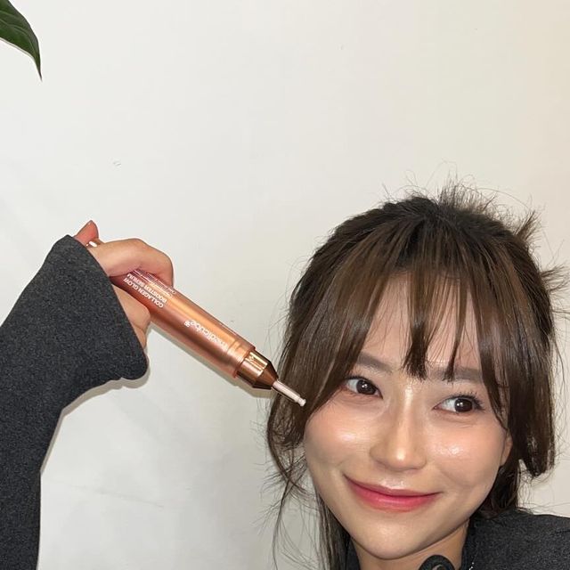 아 현(𝘼 𝙝𝙮𝙪𝙣 𝙎𝙝𝙞𝙣) on Instagram: "#광고 @medicube_korea ✨원샷으로 피부 속 밀도를 깊숙히 채워주는 메디큐브의 신제품 ‘콜라겐 글로우 부스터 세럼‘✨ 콜라겐 명가 #메디큐브