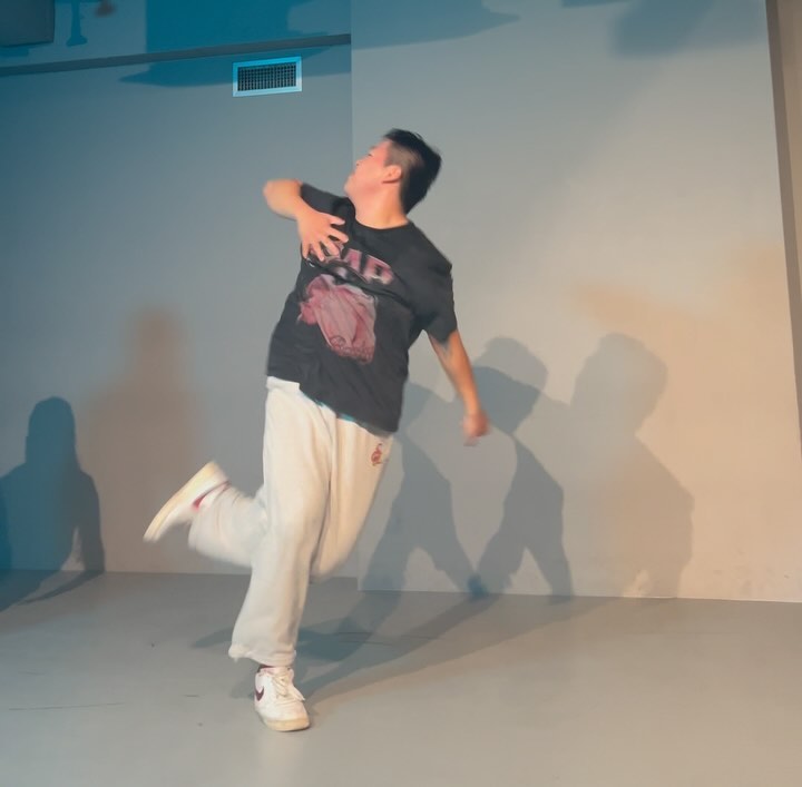 + Wifey +

🎧 camokr #wifey 
🧠 youny0un #choreography 
📍 prepixmvmt 

보고싶은 마음에 왕창 뒷북을 쳐보아요🥹 선생님과 행복했던 시간..얼른 또 달려가겠습니다🫶🩵

#choreographer #dancer #camo #dancevideo #dance 
#댄서 #춤스타그램 #댄스타그램