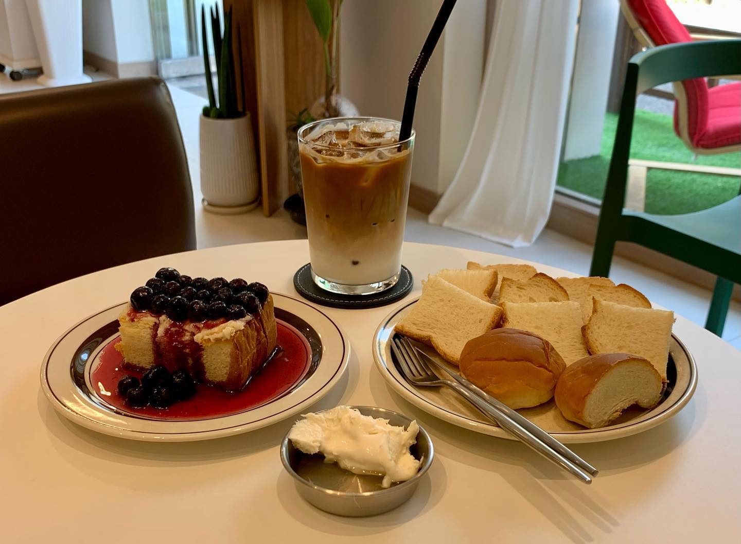 💛 #송촌동카페 #유녹팩토리 

대전 신상 카페 송촌동 유녹팩토리에서 맛있는 카이막 먹고 왔어요🙌🏻

새롭게 오픈한 곳인데 파스텔톤 인테리어에 휴양지st로 
화사한 느낌이고 아늑해서 혼자 방문하기에도 좋은 곳이더라고요❗️

카이막 외에도 빙수, 크림치즈베리토스트, 붕어빵 등의 이색적인 디저트가 있어서 달다구리한 것들 먹고 싶을 때 가면 좋을 것 같아요! 

매장 내부도 넓어서 여러 명이 와도 모두 수용 가능하다구요😆

📍대전 대덕구 송촌동 497-17
📍11:00 - 21:00(매주 월요일 휴무)

#대전카페 #대전카페추천 #대전카이막 #송촌동카이막 #대전카이막맛집 #대전신상카페 #대전맛집 #대전디저트맛집 #대전유녹팩토리 #대전빙수 #송촌동빙수