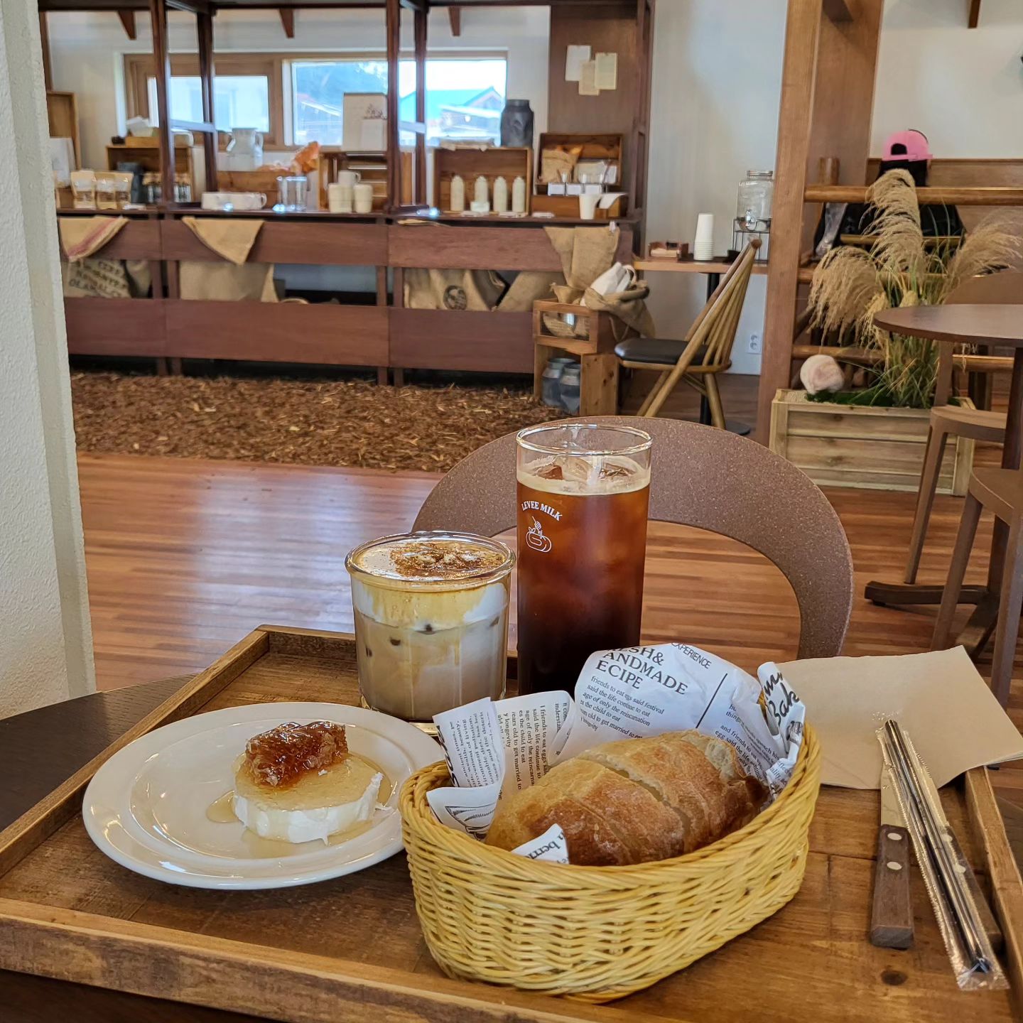 양떼목장 컨셉의 카이막 맛집 #르븨밀크본점
아주 어중간한 시간인 4시에 도착했음에도 불구하고 대기가 8번이라 놀랐지만 생각보다 빨리 들어갈 수 있어서 다행이였던 곳! ㅋㅋ
기다리는동안 굿즈 구경도 하고, 귀여운 스푼&나이프도 겟 했다 ㅋㅋ
카이막 좋아해서 카이막 맛집 찾아다니는중인데, 
내 마음속 넘버원이 되버린 곳...🥰🫶
치아바타+카이막+벌꿀 조합은 진짜 예술이였다 ㅋㅋ
카이막 먹고싶을때 또 방문 할 듯!!

*주문한 메뉴*
카이막+브레드 세트(치아바타 선택) 9,800원
아메리카노 4,300원 (디카페인 +1,000원)
카이막 크림 라떼 6,300원
우드 스푼 2,000원 *2 / 우드 나이프 3,000원

#파주신상카페 #파주카페추천 #파주카이막맛집 #파주카이막카페 #파주데이트❤️