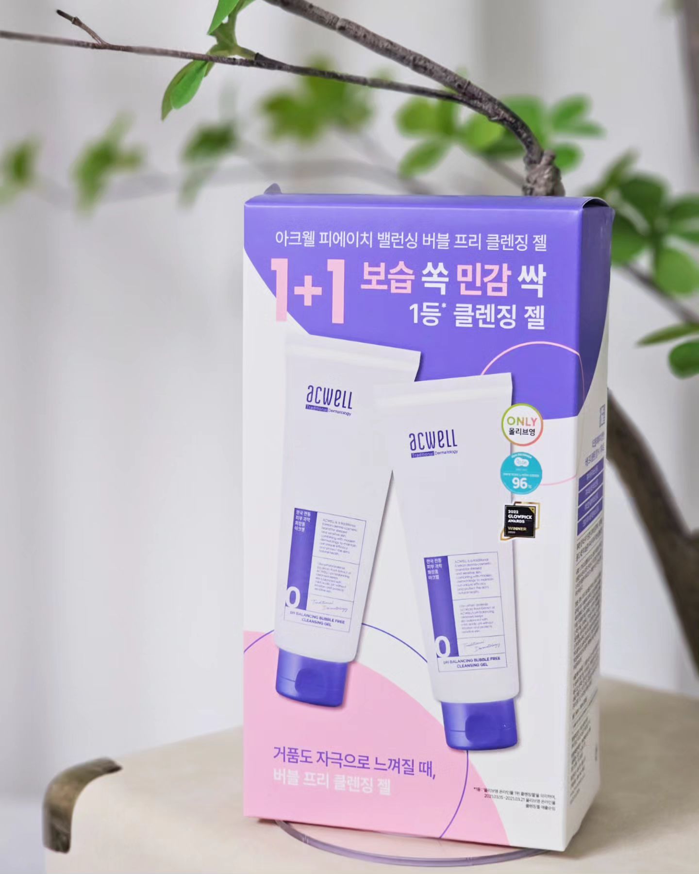 #협찬 

거품이 잘 난다고 좋은 클렌징이라고 지금까지 생각해왔는데요.
그게 아니더라구요!

그동안은 거품이 풍성해야 뭔가 닦인 느낌이라
이중 삼중 거품망까지 사용해가며 세안을 해왔는데요~
그게 지금까지 피부에 자극을 줘서 망치고 있던거였더라구요 ㅠㅠ

아크웰 저자극 수분 클렌징젤을 사용하고 나니
거품없이도 깨끗하게 세안할 수 있는 방법을 알게됐네요.

아크웰 클렌징은 거품이 나지 않는 젤 제형의 클렌징젤인데요!
메이크업을 했을 때는 마른 얼굴에 도포해서 롤링해주고
한번 더 세안해주면 메이크업도 말끔하게 지워져요!

무엇보다 그동안 거품이 나는 클렌징을 사용했었을 때는
피부 당김이 심했고 자극이 느껴졌었는데

아크웰을 만나고 나서는
세안 후에도 피부가 촉촉하고 당김이 없어
자극이 없구나 몸소 느껴져요!

현재 올리브영에서 단독 1+1 기획 구성
18,000으로
올래 마지막 올영세일중이니 놓치지마세요!

#올영 #올영추천템 #올영세일 #올영추천 #클렌징 
#클렌징젤 #클렌징추천 #저자극클렌징 #아크웰 #아크웰클렌징젤 
#버블프리클렌징젤 #수부지 #건성피부관리 #각질케어
