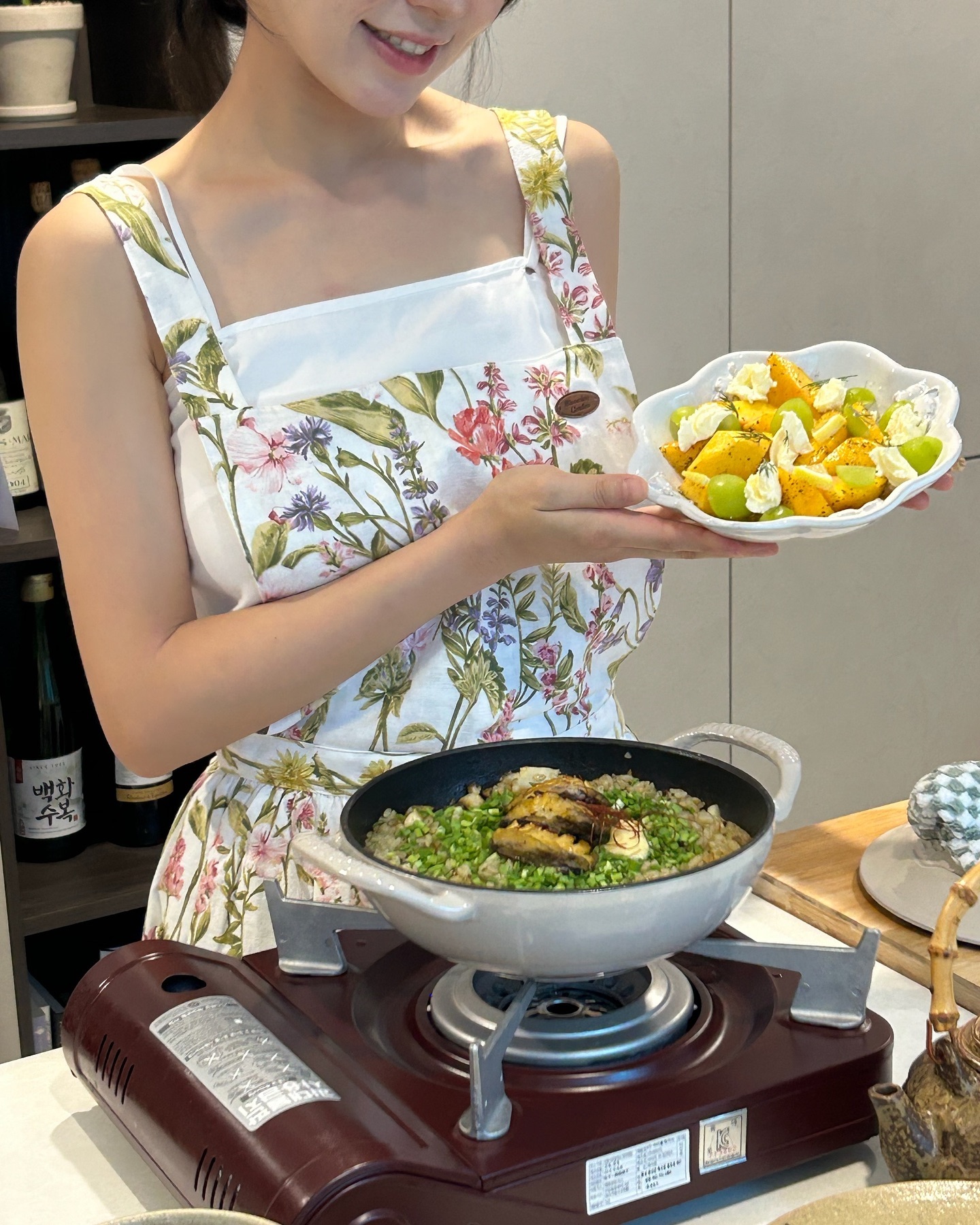 이번주 쿠킹클래스를 다녀간 공쥬들..💐
음식에도 요리에도 진심인 그녀들이라
제일 먼저 초대했어요! 👩🏻‍🍳✨

사실 주변 지인들한테 무언갈 알려준다는게
참 쑥쓰러운 일이지만, 그래도 잘 따라와주셔서
감사합니다 🫡

저는 학원같은 분위기의 쿠클보단,
정말 집가서 또 해먹을 수 있는 데일리 클래스가
좋아요! 호불호는 있겠지만 한번 오고 또오고 싶은 
그런 공간이 되었으면 좋겠습니다 :) 
제가 사진도 기깔나게 잘 찍어요….🐣

본 클래스 오픈은 10월! ⭐️
그 전에 체험으로 오고 싶다!! 
하시는 분들 디엠 💌 주세요 ~~! 
매주 화요일 / 토요일 오후 3시! 🧡

#쿠킹클래스 #케이터링 #요리수업 #신부수업 #신랑수업