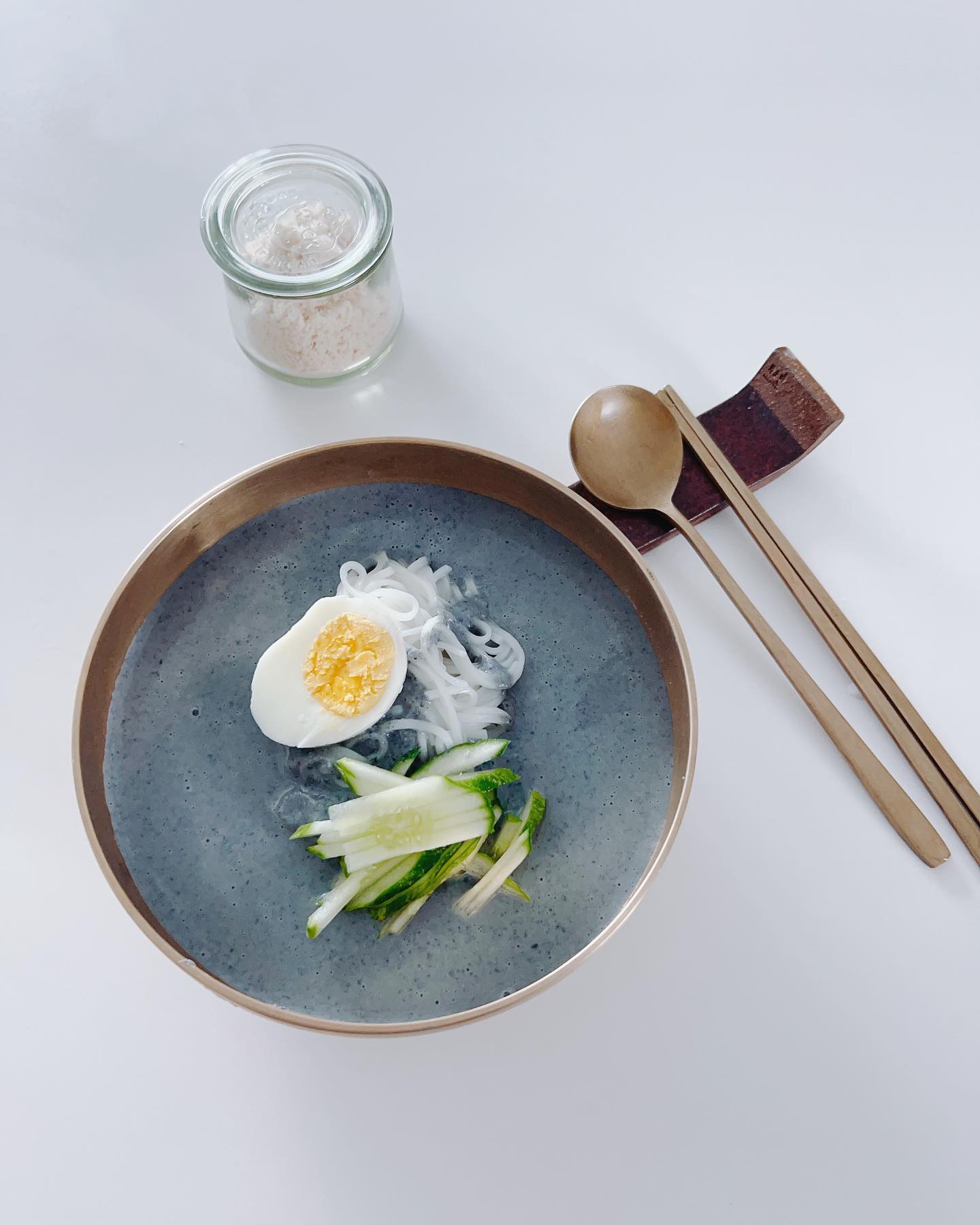 땅콩,검은깨도.넣어 걸쭉하게 
#서리태콩국수
.
.
콩국수 소금파? 설탕파?
.
#온더테이블 #바이타믹스 #한그릇요리 #놋담 #food #onthetable #주부일상 #살림스타그램 #웩서울