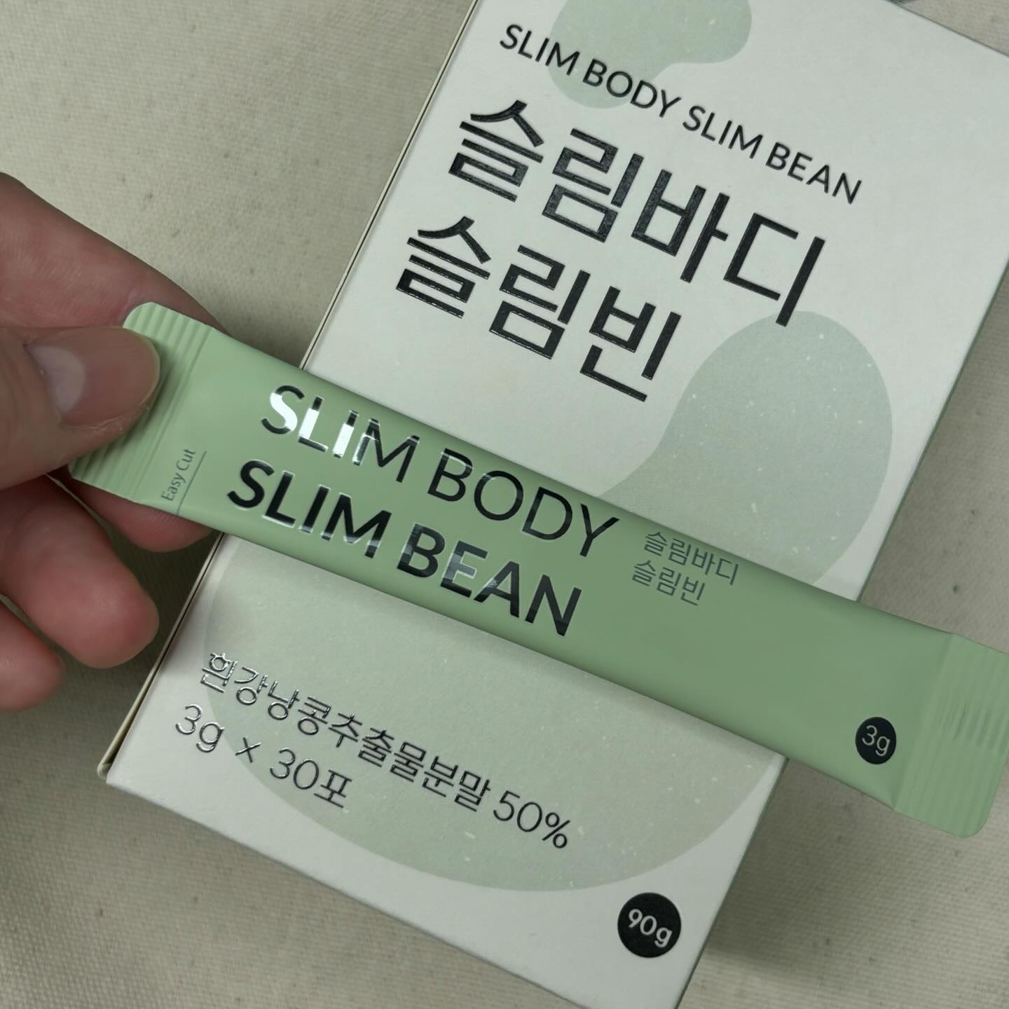 #제품제공 #협찬

출산 후, 👙체중관리가 필요한 것 같아 선택하게 된 슬림바디 슬림빈!
🫘흰강낭콩으로 만들어낸 슬림빈인데
흰강낭콩에는 파세올라민이라는 성분이 들어있고 
레시틴과 안토시아닌이라는 성분이 들어간다!🥰
파세올라민은 탄수화물이 지방으로 전환되는것을 차단시켜주고
레시틴은 콜레스테롤 수치를 정상화시켜주며 
피로회복에 도움을 준다고 함!💪🏻
또한, 안토시아닌은 당 대사 억제에 도움을 주는 아주 나에게 필요한 것들이라서 잘 챙겨먹기로 하고
✌🏻하루 2포씩 간편하게 챙기는 중인데, 체중관리할때 꼭 쟁여놔야하는 최애 식품이 아닐까 싶다!💙
임당 걱정인 분들이나 임산부 식단하시는 분들도 꼭 드시면 좋을 것 같은 슬림바디 슬림빈 ~* ੈ✩‧₊˚* ੈ✩‧₊

#임산부 #임산부식단 #식단관리 #임산부체중관리 #슬림바디슬림빈

본 피드는 뉴트리모어 서포터즈 활동으로 제품을 제공받아 작성한 피드입니다.