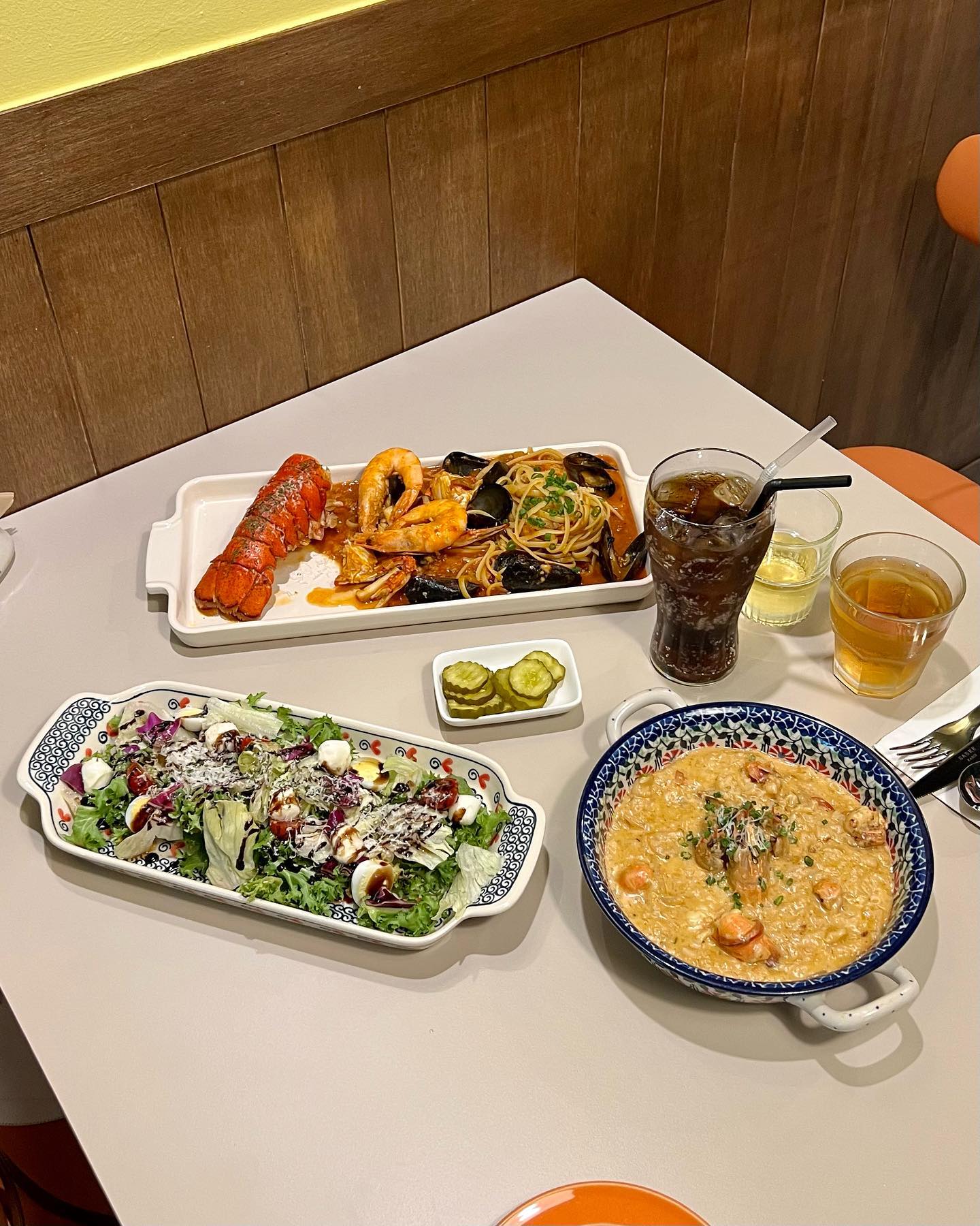 #함치르 
⠀⠀⠀⠀⠀⠀⠀⠀⠀⠀⠀⠀⠀⠀
대구 앞산에 랍스터가 올라간 파스타 맛집이⁈ 
⠀⠀⠀⠀⠀⠀⠀⠀⠀⠀⠀⠀⠀⠀
₩ 함치르 B세트 51,8
-랍스터 테일&해산물토마토 링귀니 파스타 + 리조또 택 1 (제주 딱새우 크림 리조또) + 보코치니 샐러드 + 아이스크림 
₩ 붕어함박&튀김 덮밥 15,9 
⠀⠀⠀⠀⠀⠀⠀⠀⠀⠀⠀⠀⠀⠀
쫄깃한 랍스터 테일이 올라간 해산물 파스타와 매콤한 맛이 매력적인 제주 딱새우 크림 리조또ᵎᵎ 치즈가 들어간 붕어 모양의 밥과 붕어 모양의 함박 거기다 바삭한 튀김들까지˜ 
⠀⠀⠀⠀⠀⠀⠀⠀⠀⠀⠀⠀⠀⠀
편안한 분위기의 인테리어에 마지막 아이스크림 디저트까지 맛있게 먹고 왔습니다ᵎᵎ 접시에 플레이팅 해서 주시는 붕어싸만코는 뭔가 색다른 느낌이었어요(⊼⌔⊼ ) 
⠀⠀⠀⠀⠀⠀⠀⠀⠀⠀⠀⠀⠀⠀
랍스터 테일 해산물 토마토 링귀니 파스타는 필수로 주문하시고, 매운거 잘 드시는 분이라면 제주 딱새우 크리 리조또를 아이들에게는 붕어 함박&튀김 덮밥 추천해드려요😃 
⠀⠀⠀⠀⠀⠀⠀⠀⠀⠀⠀⠀⠀⠀
앞산에서 분위기 좋고 맛있는 양식집 찾고 계신다면⁈ 
ham.chir 
📍대구 남구 대명남로 159-2 1층
‣ 화-일 11:30~21:30 (B.T 15:30~17:00)
⠀⠀⠀⠀⠀⠀⠀⠀⠀⠀⠀⠀⠀⠀
#대구랍스터 #대구대명동맛집 #앞산양식 #앞산파스타 #대구데이트코스 #대구실내데이트 #앞산데이트 #먹팔