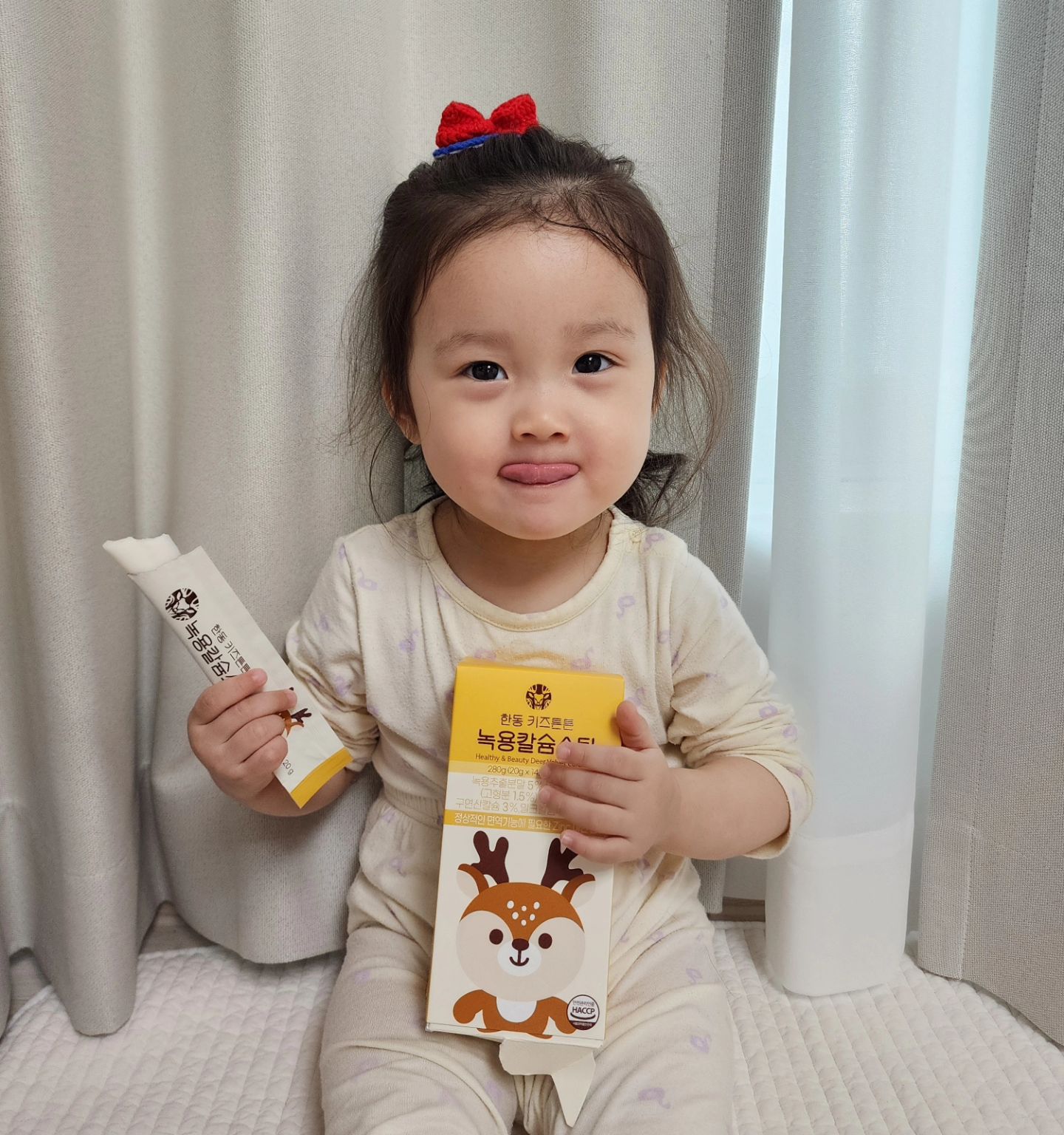 #업체로부터제공받은제품입니다 #어린이녹용

안녕하세요🖐🏻서윤나윤맘이에요ᩚ
오늘은 ɞ한동 키즈튼튼 녹용칼슘스틱ʚ을 들고왔어요

서윤이가 과자,아이스크림에 이어서 요새 젤리의맛을
알아버렸지 모에요..? 🤦🏻‍♀️정말 영양가 1도 없는 젤리.. 
하리보 마이구미를 계속 찾더라구요,,

그러던 중 좋은기회가 되어 한동 녹용칼슘스틱을
먹여봤는데 너무너무 잘 먹는거있죠.ᐟ.ᐟ
완전 딱 요구르트맛에 식감도 탱글탱글 젤리 같아서
진짜 젤리인 줄 알고 서윤이가 먼저 찾아요ෆ

성장기 아이에게 도움이 되는 녹용과 칼슘을 
한번에 섭취할 수 있어서 Good 👏🏻

안전한 녹용만을 사용하며, 나타드코코가 함유되어 
쫀득한 식감이 더해져 먹는 재미가 있어 Good 👏🏻

젤리형태라 흘릴 걱정이 없고 
먹고 버리기만 하면 되서Good 👏🏻

간편한 파우치 형태로 휴대하기 편해서 Good 👏🏻

새콤달콤한 요구르트맛으로 맛있고 건강하게 즐길수 있답니다 ｡·͜·｡
몸에 좋은건 꼭 맛이 없더라구요,,
그동안 졸졸 따라다니며 억지로 먹였었는데 
이렇게 맛있게 먹어주니 엄마 기분은 최고입니다❢

2세대에 걸친 녹용 전문회사가 각잡고 만든
ɞ한동 키즈튼튼 녹용칼슘스틱ʚ이라 더 신뢰가고
믿고 먹을수 있어요 .ᐟ.ᐟ

다 먹고도 내돈내산 할것같아요🫶🏻

《 24개월~ 하루 1포 권장
  9세~ 하루 2포 권장 》

🏷Thanks to :handong_lab_official

#한동랩 #어린이칼슘 #어린이칼슘제 #아이칼슘 #칼슘젤리 #키즈칼슘 #키즈녹용 #아이녹용 #녹용젤리 #녹용추천 #녹용스틱 #아기녹용 #녹용칼슘스틱 #맛있는간식 #영양간식 #영양간식추천