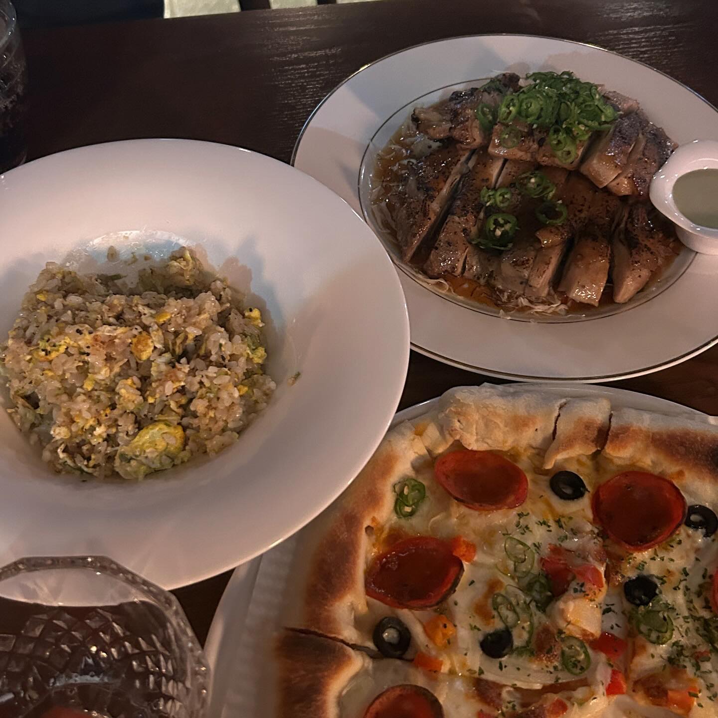🍕
울 집앞 찐 동네맛집 #수영양식 #수영소금 
펍 느낌 인테리어에 다양한 메뉴와 주류가 가득한데
저희는 #페퍼로니피자 #치킨 #파계란볶음밥 주문!
도우안에 소세디🌭가 숨어있어 빵끝까지 맛있고,
촉촉+청양고추 다짐이 올라가있는 닭고기에 밥은 말모 ❤️
#수영파스타 맛집 찾는분들께도 추천 ! (제가 기미해봤움용)
여자모임, 청첩장모임하기도 짱좋은 양많은 #광안리파스타 집 이랍니당 !