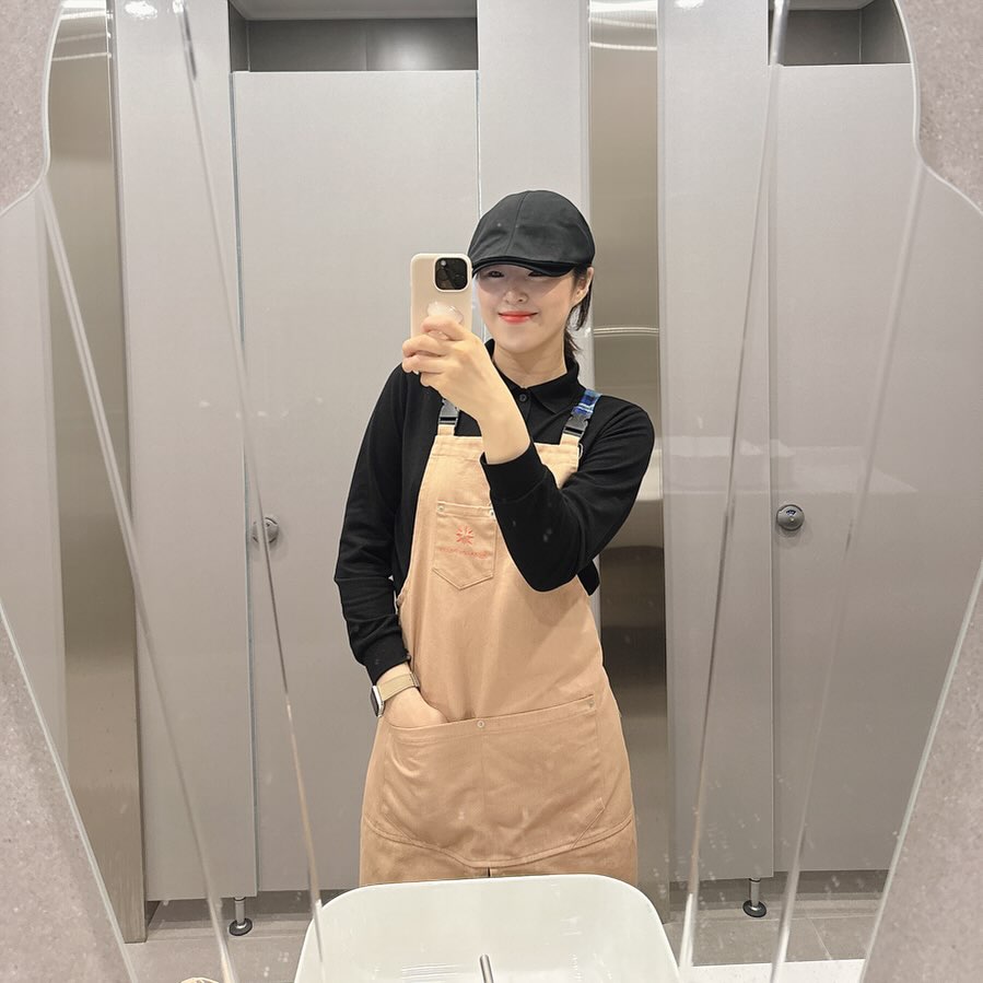 -
오픈멤버로 일하게되서 좋구
점심먹을시간없이 바쁘지만 재밌고 좋다
배고픈걸 까먹을 정도로 정신없지만 좋다
너무 주문이 밀려 헛웃음 나올때도 많지만 좋다
집에 오니 종아리가 팅팅 부어있지만 좋다
내가 좋아하는 일을 한다는건 정말 큰 축복이고 감사한일🙏🏻

.
.
#끄적이기#육퇴#육아맘#김해맘#김해카페#88베이커리카페#워킹맘#셀스타그램#거셀샷#거셀스타그램#셀카#셀피#전신샷#5세아기엄마#긍정으네#카페유니폼#김해핫플