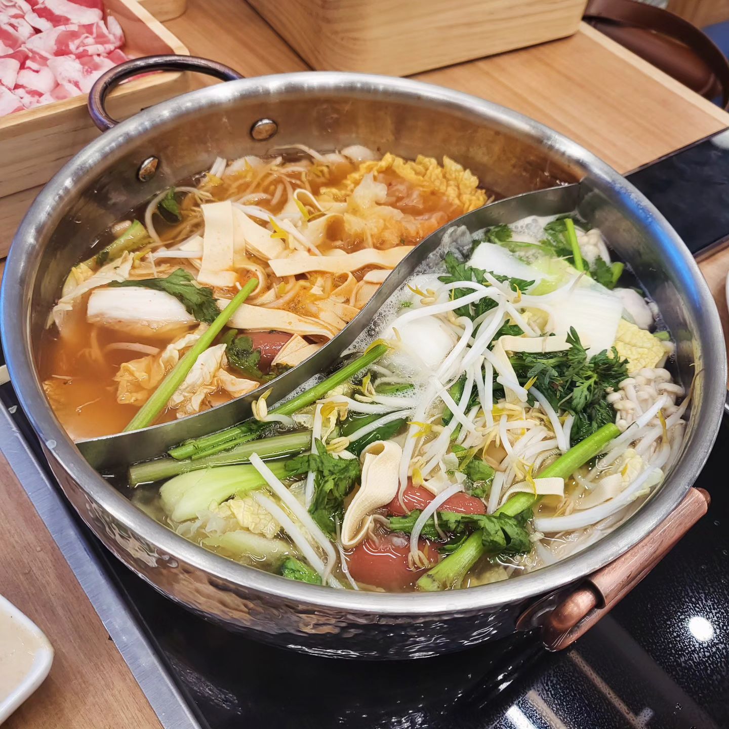 지난달 부순이랑 급 만남

저녁식사 샤브샤브!!!

두번째 샤브올데이~

고기랑 야채 뿌셔뿌셔~~~

#가정맛집 #가정역맛집 #루원시티맛집 #루원시티앨리스빌
#샤브올데이 #샤브올데이가정점 #저녁메뉴 #무한리필맛집