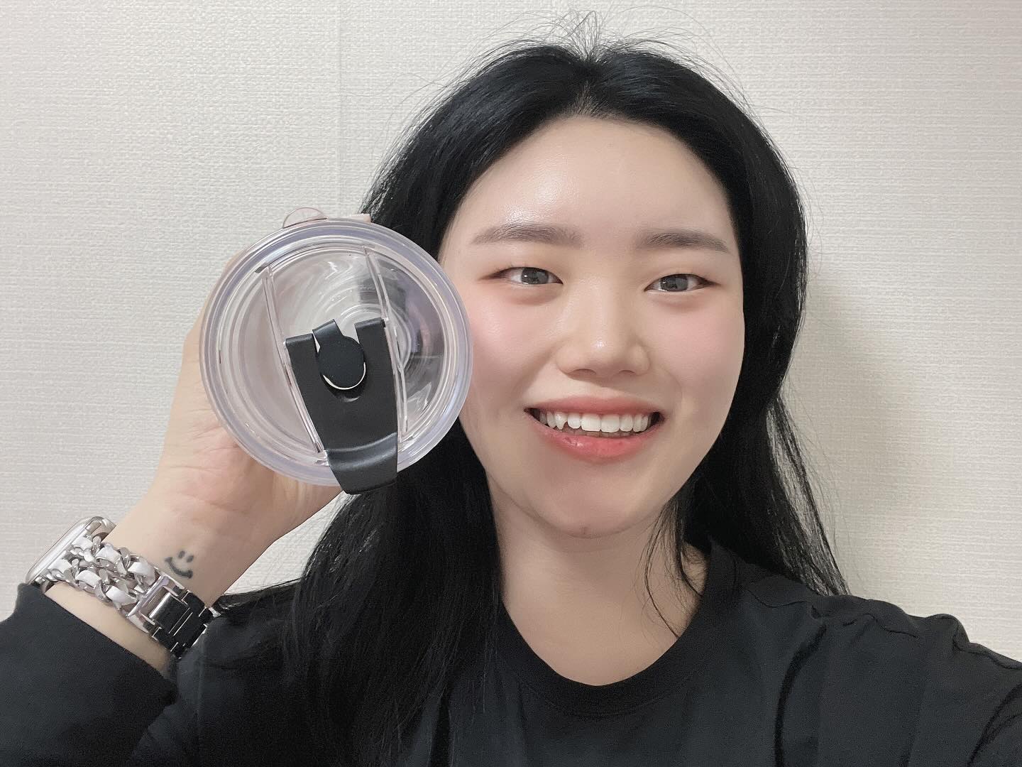 #협찬 oh_bottle
안녕하세요:-) 쏘입니다! 제가 오늘은 장애인 분들이 만드는 오보틀 제품을 소개하려고 합니다!

🌈 사진에 나와 있는 제품은 오보틀 제품으로 장애인분들이 만든 텀블러라고 해요. 냉온이 가능하여 언제든 마시고 싶은 온도의 음료를 마실 수 있어요.

텀블러 내벽과 외벽 사이에 공기층이 있는 이중구조로 돌리면 2개의 구조가 분리되어 세척이 가능해요. 그리고 이중구조라서 뜨거운물을 담아도 편안하게 잡을 수 있답니다.

🌎 제가 이 제품을 추천해주는 이유는 친환경 보틀은 물론 발달장애인 근로자들과 함께 한다는 것입니다. 오보틀의 슬로건을 밑에 적어둘게요. 모두 한번씩 읽어보세요!

✅ 오보틀은 발달장애인 근로자와 함께 만들어갑니다. 더 많은 발달장애인에게 일자리를 제공해 주기 위해 오보틀은 존재합니다. 천천히 한걸음씩 걸음을 걷다보면 어느새 목표한 곳입니다. 오보틀은 장애인근로자의 손을 꼬옥 잡고 한걸음씩 천천히 나아갈 것입니다.
.
.
#오보틀 #투명텀블러 #환경호르몬안전 #분리형이중구조 #밀폐뚜껑