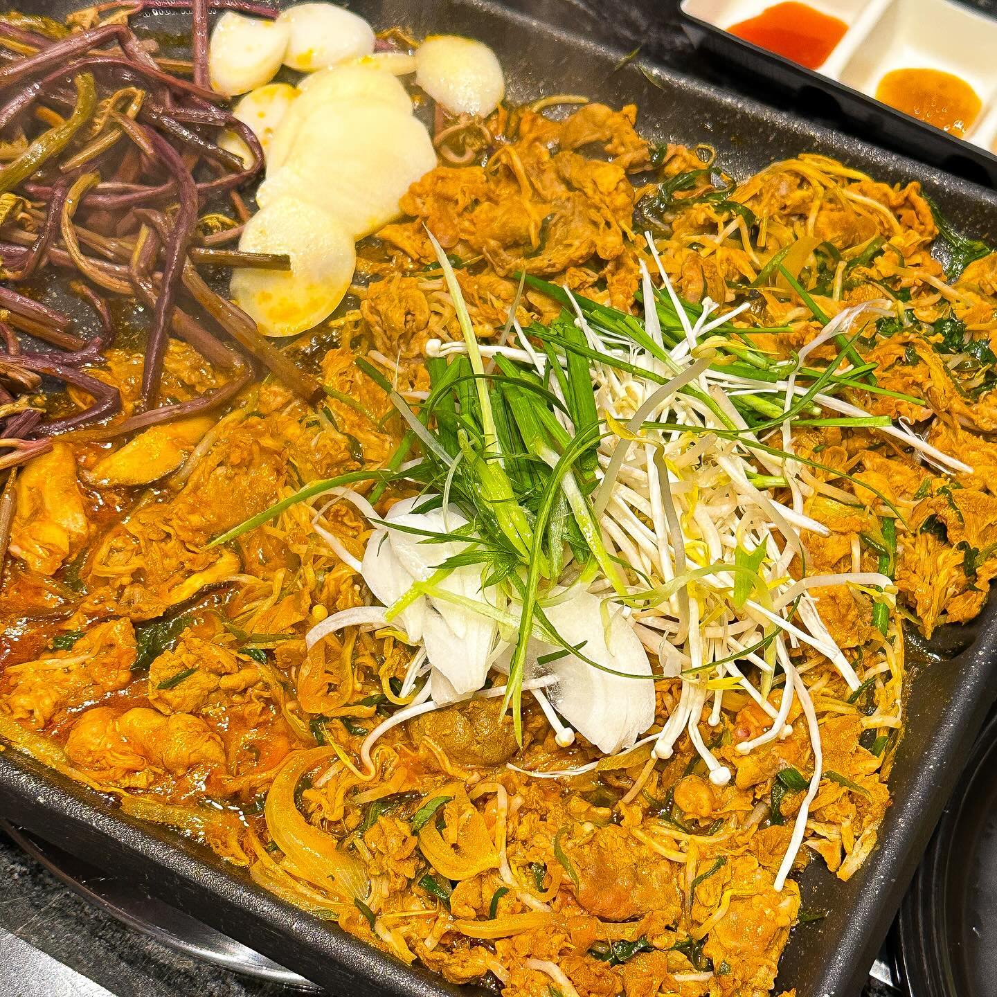 🦆[#소담오리] - 식당 예약까지 잘한다고 칭찬받는 막내의 맛집 선택 기준 3가지 

1️⃣ 가성비 좋은 구성 
일반 오리고기집보다 훨씬 저렴하지만 고기와 야채를 더욱 푸짐하게 먹을 수 있는 가성비 좋은 오리고기집이에요 

2️⃣ 넓은 주차 공간
30대가 넘는 차량이 주차할 수 있을 만큼 넓은 주차장을 구비하고 있는 곳이에요 

3️⃣ 남녀노소 누구나 즐길 수 있는 곳 
휠체어 출입가능, 유아용 좌석 마련, 단체석 구비까지 남녀노소 누구나 즐길 수 있는 편리한 곳이에요 

💲메뉴 및 가격:
-간장오리불고기 커플세트 39,900
-김치오리필라프 : 6,000원

📍위치:
김해시 봉황동 976

⏰영업시간:
매일 11:00 - 22:000

☎️예약 및 문의:
0507-1402-0119

▶️ SNS채널 
sodam_ori

#부산맛집 #김해맛집 #오리고기 #봉황동맛집 #봉황동술집 #김해단체석 #김해한식 #김해여행 #김해맛집추천 #연지공원 #연지공원맛집 #김해가족외식 #가족외식 #김해가족모임 #맛집추천 #맛집리뷰 #먹스타그램 #여행스타그램