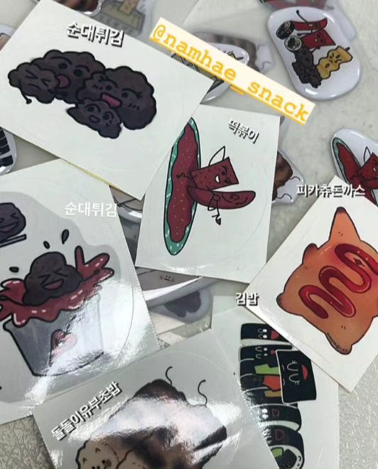 윗지방에는 펑펑 눈이 내린다고 하더라구요. 
남해에도 눈이 내렸으면 좋겠지만, 사계절 내내 
따뜻한 기온이 남해의 매력이기도 해요~~ ^_^
지난 해, 선물같은 기회로 로컬매거진 인터뷰를 
진행했었는데~ 대표님이 저희 분식메뉴들을 캐릭터화를 
해서 굿즈를 만들어주셨어요 ::)
 2월 중으로는 남해구판장 이야기가  잡지와 
다양한 포스터도 만들어질 예정입니다.

주말동안 많은 분들이 찾아주시고 계시는데 혼자 영업을 하다보니 기다림이 있을 수 있어요! 최선을 다해 준비해드리겠습니다