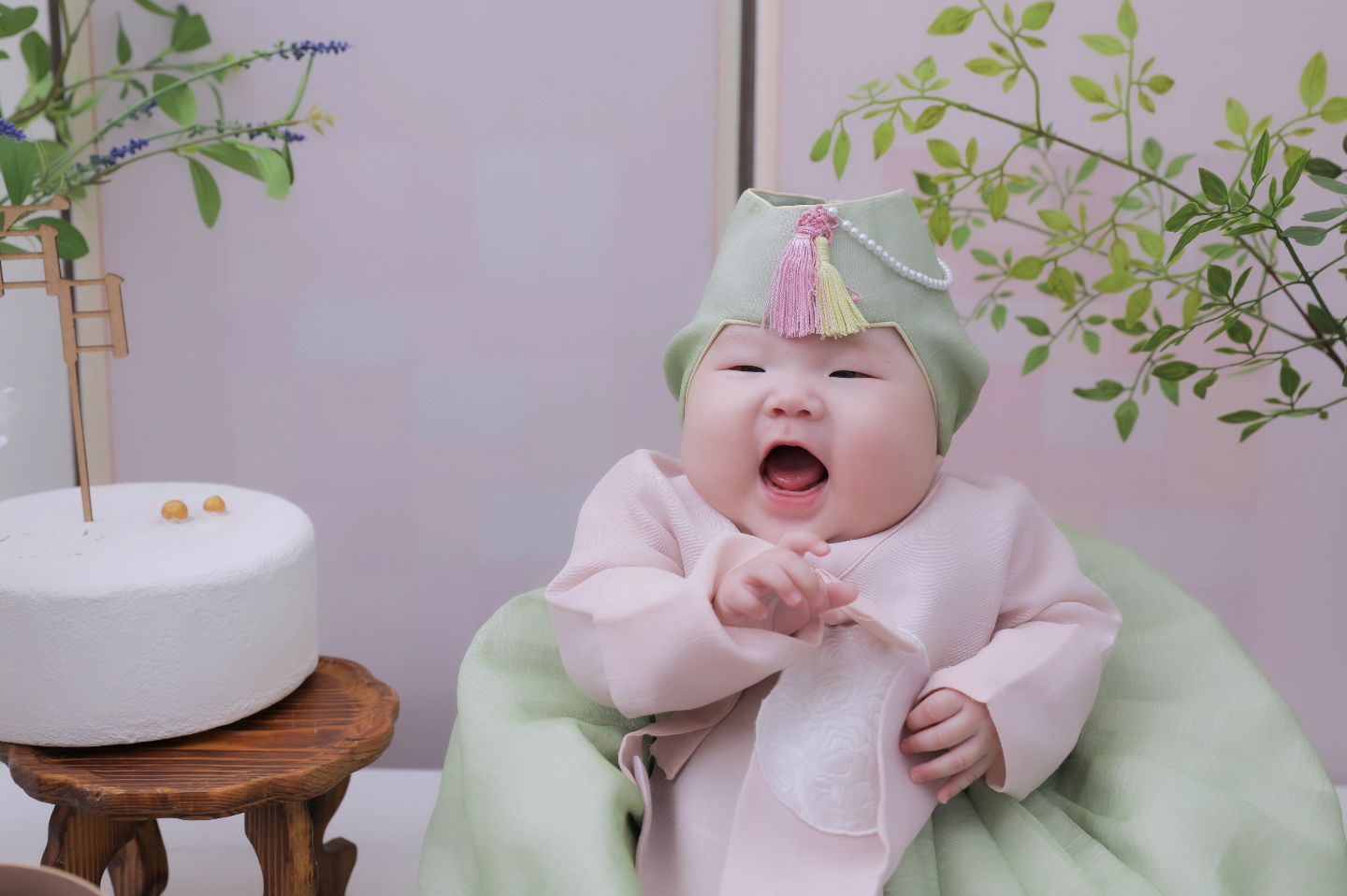 5개월에 찍어본 우리 하율이 백일사진❤️
좋고 싫음이 명확해서 엄빠 진땀빼게한 우리 딸랑구🫶🥰
그래도 너무너무 사랑그럽고 우주최고 예뻐🩷❤️
건강하게,행복하게 우리가족 더더 행복하자❤️
우리보물 하율이 엄빠가 사랑해🩷❤️🫶🥰
.
.
#100일촬영 #백일상 #베일리수판교 #럽스타그램 #육아스타그램 #기념일 #가족스타그램