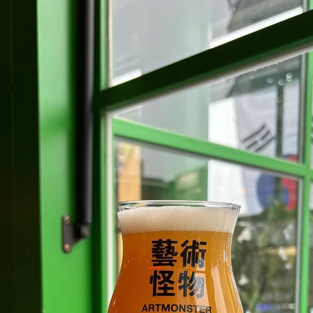 jhn on Instagram: "젊음의 거리가 내려다보이는 홍대 아트몬스터에서 맥주 한잔🍺 다양한 맥주를 맛볼 수 있는 5종 샘플러와 바로 구운 피자는 말모말모🤭 수제맥주씬이 활발하지 않았을 때부