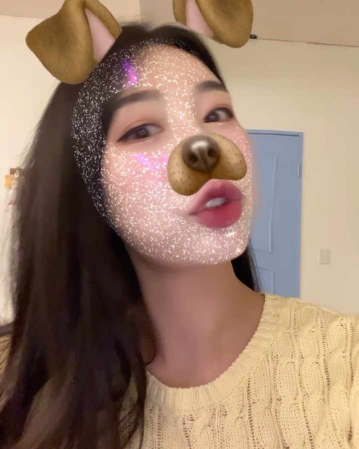 차마 기카는 못 찍겠고....
강아지를 씌어야 가능항한 셀카🥹

같이 있으면 좀 둘다 나사하나씩 빠지는 분 cl_som 
하나는 더빙을 하고 하나는 강쥐가 되엇던 어제의 기록

필터에 속시맙시다 
알러지로 얼굴도 다 뒤집어졌는데 필터 땜에 하나도 티가 안남! 살도 뒤룩뒤룩입니다 😂😂😂

효과 좋은 이중턱 시술 좀 알려주세요🙏🏻

#얼태기 #오늘의일기 #셀스타그램 #도비일상 #친스타그램