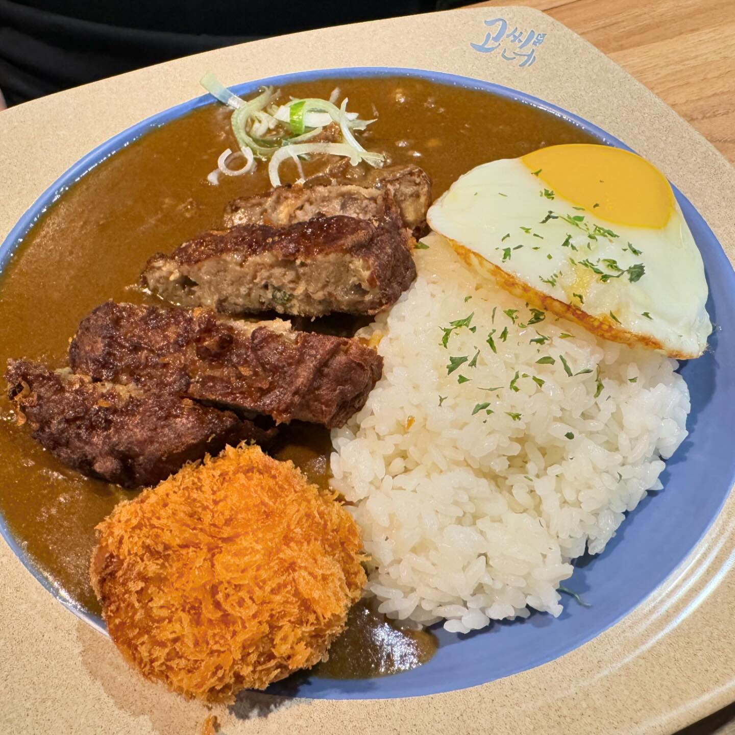 🧡고씨네충남대본점🧡 
충남대근처 카레맛집에서
배터지게 카레 뿌시고왔어요!ㅎㅎ

📍주소 : 대전 유성구 궁동로18번길 8 2층

✔️토핑도 다양해서 골라먹는 재미가 있어요!
저는 떡갈비카레에 고로케를 추가해서 먹었는데 
튀김이 바삭하고 고소해서 다먹고 또 추가했어요.
닭튀김도 고퀄이라니까 다음에는 닭튀김도 
먹어봐야겠어요. 완전 튀김 맛집이네요!^^

✔️카레 양이 엄~청 많아서 
남성 혼자 먹기에도 아주 넉넉했어요.
그런데 심지어 카레와 밥이 리필이 돼서
대식가들에게 완전 개이득!

✔️70시간동안 정성들여 만든 고씨카레는
건강한 한끼 식사로 남녀노소 맛있게
즐기기 좋고, 가격도 착해서 학생들도
부담없이 먹기 좋답니다.

✔️한우 소곱창카레부터 기본 카레까지
카레 종류가 정말 다양해요.
거기다 맵기 조절까지 내 마음대로
선택해서 다양하게 즐길 수 있어요.^^

#협찬 #충남대맛집 #궁동맛집 #봉명동맛집
#대전맛집 #대전데이트 #카레 #카레맛집 #충남대밥집 #충남대데이트 #대전여행 #궁동데이트 #궁동밥집 #리뷰노트