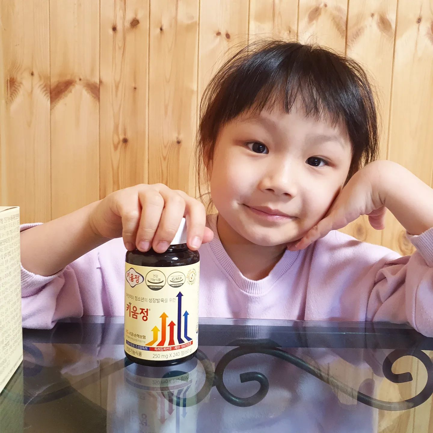 #협찬 #키움정 

우리아이에게 챙겨먹이고 있는 닥터피플 키움정!
어린이와 청소년의 성장발육을 위한 건강기능식품이에요~

24가지 비타민과 미네랄과
식물성 원료인 해조류에서 추출한 
해조칼슘까지 함유되어 있지요~

칼슘 섭취가 부족하고 칼슘 흡수가 염려되는 
어린이와 청소년에게 도움을 줄 수 있다고해요!

뼈가 약하고 비타민D 섭취가 필요한 
어린이와 청소년에게 도움을 줄 수 있다 하더라구요~

일반식품이나 의약품이 아닌 건강기능식품이구요
성장발육이 필요한 어린이와 청소년에게
도움을 줄수 있어서 꼬박꼬박 아이에게 주고 있어요~

정제가 작아서 간편하게 섭취가 가능하구요~
오전, 오후 4알씩 하루 8알 먹고 있어요!
아이가 스스로도 챙겨먹으니 너무 좋더라구요!

앞으로 꾸준히 먹여보려구요!

doctorpeople.official
#어린이성장발육 #닥터피플 #어린이영양제 #청소년영양제 #24가지비타민과미네랄 #칼슘 #비타민D #멀티비타민미네랄 #건강기능식품