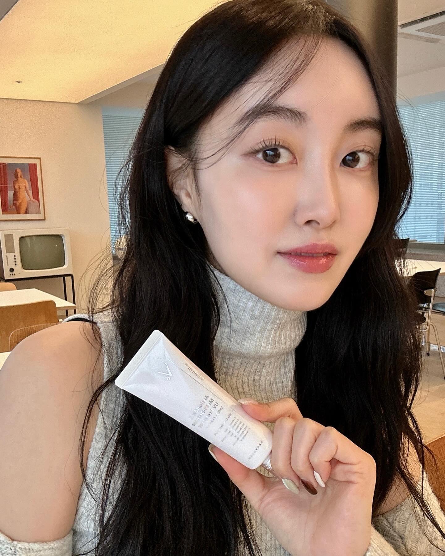 유리알 틴트는 들어봤어도
유리알 선크림은 처음 들어봤을껄?🤍 바르는 즉시 맑고 투명하게 빛나는 피부를 만들어주는 '포레덤 NEW 자외선차단제 V6+선크림'

촉촉하게 밀착되는 에센스 베이스 선크림이
자연스러운 톤업과 빛나는 물광피부를 표현해주고
자외선과 블루라이트, 초미세먼지 같은 유해자극을 차단하면서
항산화 비타민 6종 배합 미백 주름 기능성 성분 적용으로
쓰면 쓸수록 피부가 좋아지는 포레덤 V6+에요🤍🤍

기존 포레덤 선크림도 좋지만 건조한 겨울엔 촉촉한 V6플러스를 더 찾게 돼요. 거기에 어떤 선크림과도 비교할 수 없는 독보적인 유리알 피부 표현은 사진에 다 담기지 않아서 아쉬울 따름..!

5년째 믿고 쓰는 포레덤 앞으로도 좋은 더마화장품 많이 보여주세효♡