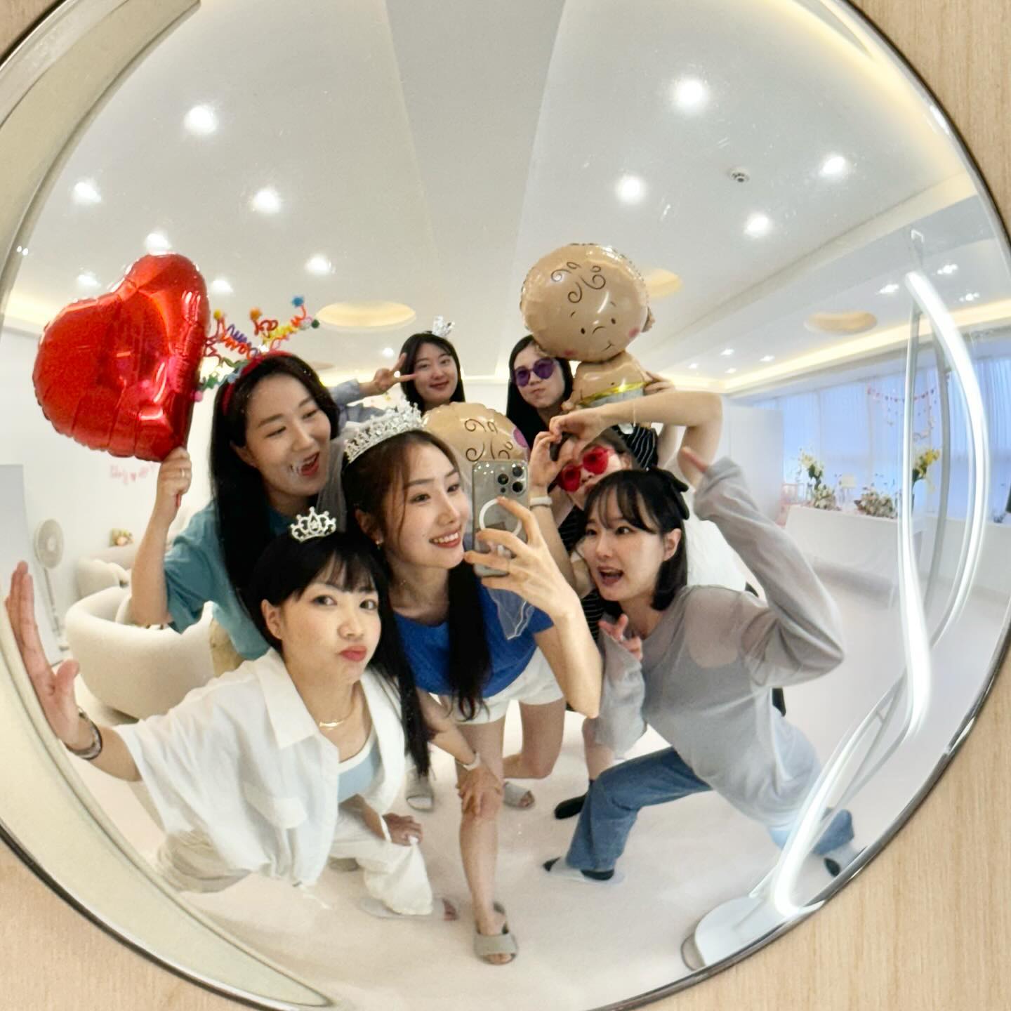 🥸
17살때의 추억을 15년째 얘기하고 있는 우리들
사골도 이정도 끓이면 아무것도 안나올 정도라면써ㅋㅋㅋ
이제 만나면 아가씨보다 애기엄마들이 더 많다니
너무 싱기하고 싱기해💜🩵🧡🖤
