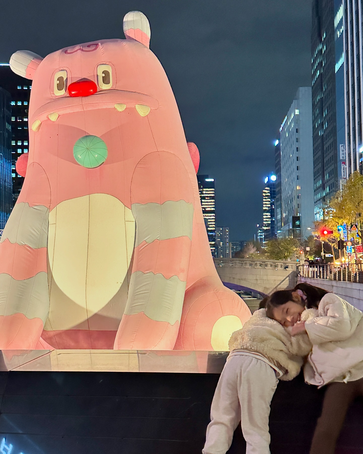 ⠀
#미디어파사드 구경갔다가
명동 야시장 간식 먹방하고 왔어요ㅋㅋ ㅋ ㅋ
반짝이는 불빛처럼 참 행복했던 하루💓
⠀
우리가족의 작은 크리스마스의 추억🎅🏻
작년에 보러간 사진보니 울애기들 많이컸다 진쨔ㅠ3ㅜ
⠀
#크리스마스의추억