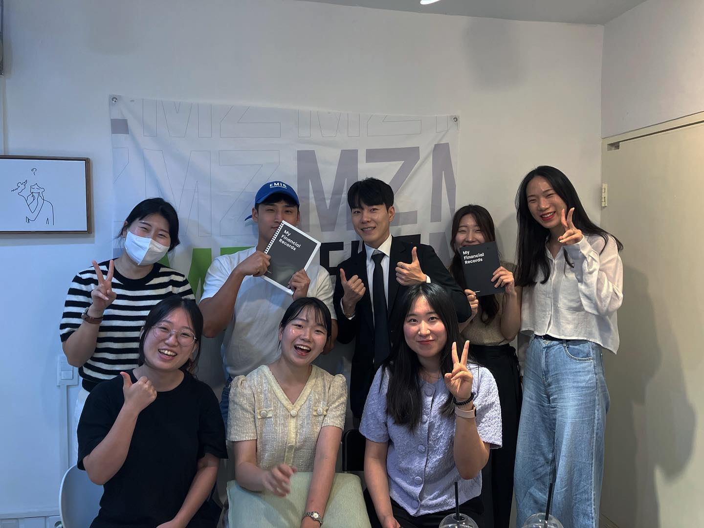MZ재테크 2기 오프라인 모임:)

6주 아니 7주동안 너무 고생하셨습니다:) 

오프라인에서는 조별 재건축 임장 발표외 피드백!  그리고 앞으로 부동산, 주식을 어떻게 공부하고 투자해야하는지  오프더레코드 비밀 꿀팁을 이야기하는시간을 💪💪 

스터디가 끝나도 ㅋ같이 임장가겠다는 열정 🤛🤛 

6주동안 매주 일요일 
쉬지 않고 열심히 참여해주신 우리 스터디원 🙏🙏♥️ 
총 36개의 과제와 커리큘럼을 잘 따라와 주셔서 나무 감사합니다.

텐텐 위너 상 nougungli 
MZ인기상 reizzza 
적극상 sss__kyu