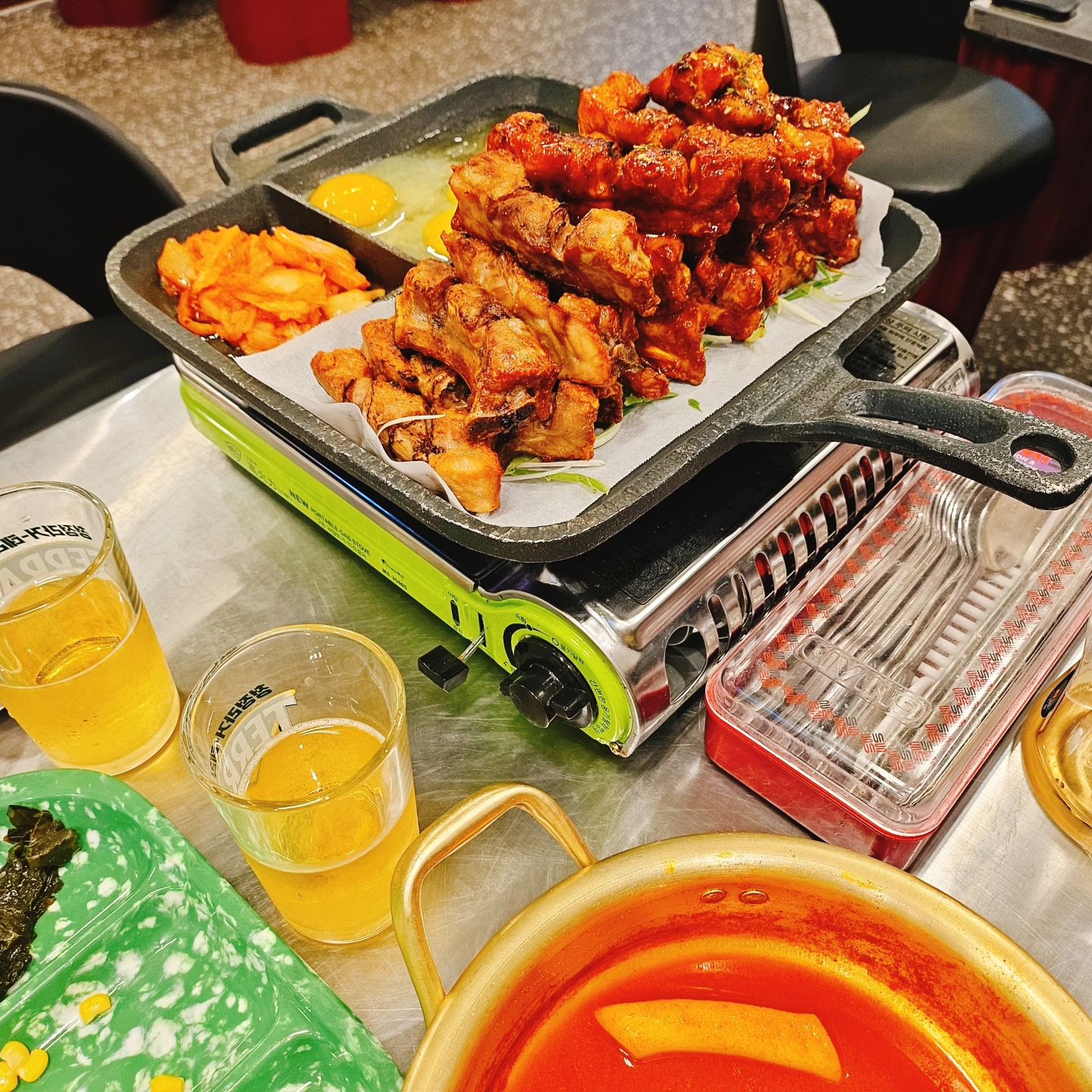 😍
.
.
.
어른이날
오빠가 어린이날이니까 맛난거 사준다고 
게다가 비오는 날 좋아하는 나로썬 채고채고👍👍👍
느즈막히 나와서 등갈비에 쏘맥👍
역시 맛잘알 남편픽
땡큐❤️
#구래동맛집 #구래동고기집 #구래동등갈비 #구래동술집 #등갈비애미치다 #저녁메뉴 #야식 #김포맛집 #등갈비 #데이트