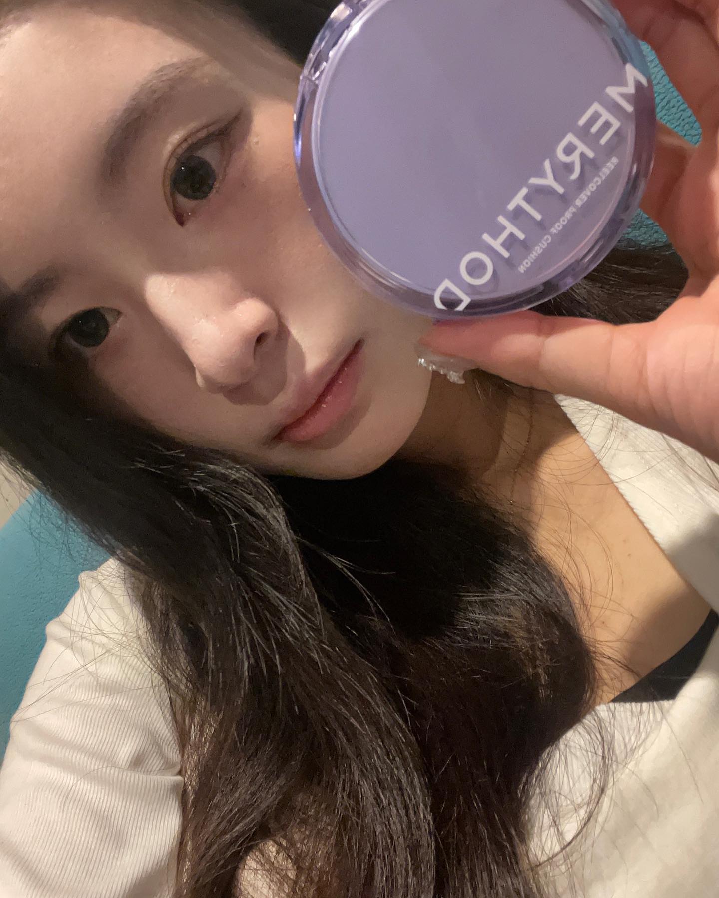 #협찬

☁️메리쏘드 릴커버 프루프 쿠션

인스타 , 페북 , 유튜브에서 많이 노출이 되었었덩 제품이에요!

리뷰를 찾아보면 소량으로도 커버가 잘되고 워터프루프 성능이 있다고 해서 정말 궁금 했던 제품이였어요🥰

제 피부 고민은 붉은기 커버 였어요

메리쏘드 쿠션을 사용했을때 보이는것처럼 코옆 붉은기와 다크써클 미세한 잡티등 커버가 잘됬구요!

또 한가지 놀라웠던 점은 이번 휴가때 온천에 다녀왔었는데

뜨거운 열기와 물에서도 안지워지고 지속력이 좋았어요!

겨울철 쿠션용으로도 좋지만 여름에 정말 정합하다고 느낀 쿠션이에요❣️

#메리쏘드 #merythod #메리쏘드릴커버프루프쿠션 #릴커버프루프쿠션 #메리쏘드쿠션 #워터프루프쿠션 #쿠션추천 #매트쿠션 #지속력좋은쿠션