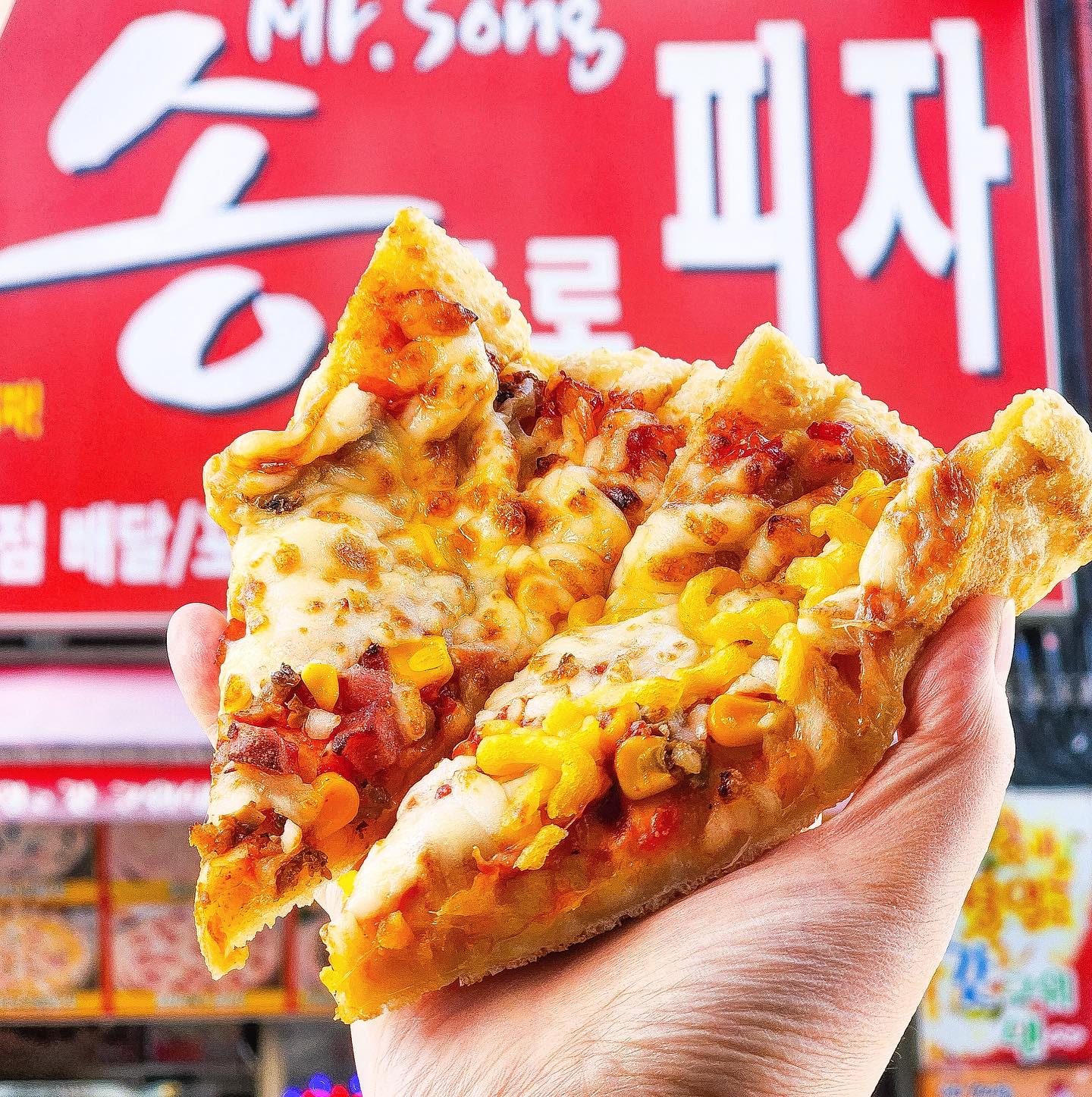 @요즘 한손에 이거 들고 다니는게 핫템이라는데
#송프로피자 

한조각만 판다고 퀄리티를 무시하면 큰일남
고구마,불고기,콤비네이션 다양한 맛으로
일반 피자랑 다를게 없음;;

소식좌 같은 경우에 한두조각만 먹고싶을때가 있잖음?
그때 딱 한쪽 손에 피자 들고 다니면 인싸 템으로 등극 가능함

📍한조각 1,500원
📍경기 의정부시 시민로131번길 17

#의정부맛집 #의정부피자 #의정부맛집추천 #길거리음식 #유행템