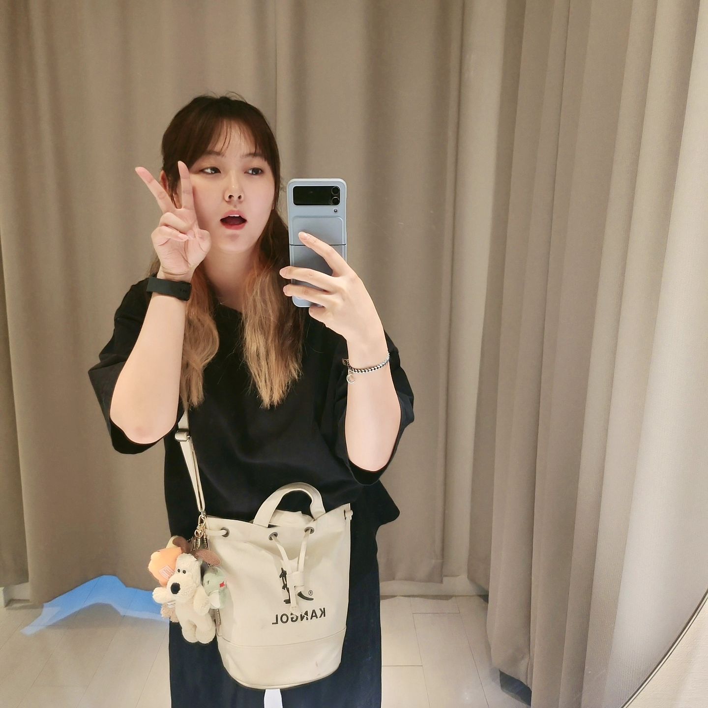 #협찬 코벨 스킨&왁싱
.
너모 오랜만에 왁싱샵 방문
올만인데 스킬 끝장나는 원장님 만나서 1시간도 안걸리고 재빠르게 샤샥
원장님 손 너무 빨라서 놀라버리고
너무 섬세하게 관리된 샵에 또 놀라버리고
아주 만족스럽다 이말이죠😏
커플이나 친구도 동시에 가능하다합니다👍🏼
.
너무 깔끔하고 관리 룸부터 화장실, 파우더룸까지 세세하게 신경쓰신거 보여서 갬동🥹
조용하게 불편하지않도록 해주시는 부분도 많아서 넘 만족🤭
.
#코벨스킨 #코벨왁싱 #성수왁싱 #서울숲왁싱 #커플브라질리언 #리뷰노트 #beauty #waxing #관리하는여자 #관리하는남자 #서울숲 #아르코왁싱