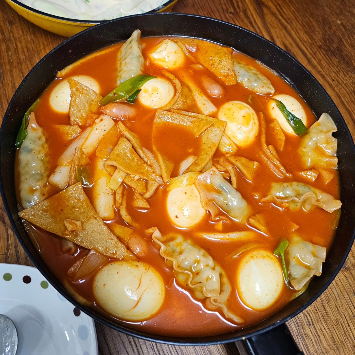 2023년의 마지막 식사는..
밀키트 떡볶이 말고 내가 만든 떡볶이...

2024년의 시작은 등산가서 시작해야지!!!

모두모두 1년 살아내느라 수고 했어요.
내년도 또 열심히 살아 보자구요.., 

#수고했어요_그대들 #나또한_수고했어
#굿바이2023 #헬로2024 #삼남매네저녁
#포로리국물떡볶이 #포로리크림떡볶이