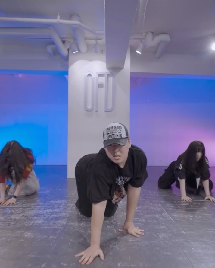 + AUTOMATIC REMIX +
🎧 nakedbibi #automatic 
🧠 _soyuland_ #choreography 
📍 ofd_onlyforward #ofd 
안무가 어쩜 이렇게 재미 가득, 행복 가득인가요~?🤤 정말 욕심 왕창 났던 선생님의 오토매틱..사랑 그 자체입니다🫶💙 진짜 좋아서 어쩔 줄😖💕

#dancevideo #dancer #dance #choreographer #댄서 
#비비 #bibi #automaticremix #ofdstudio