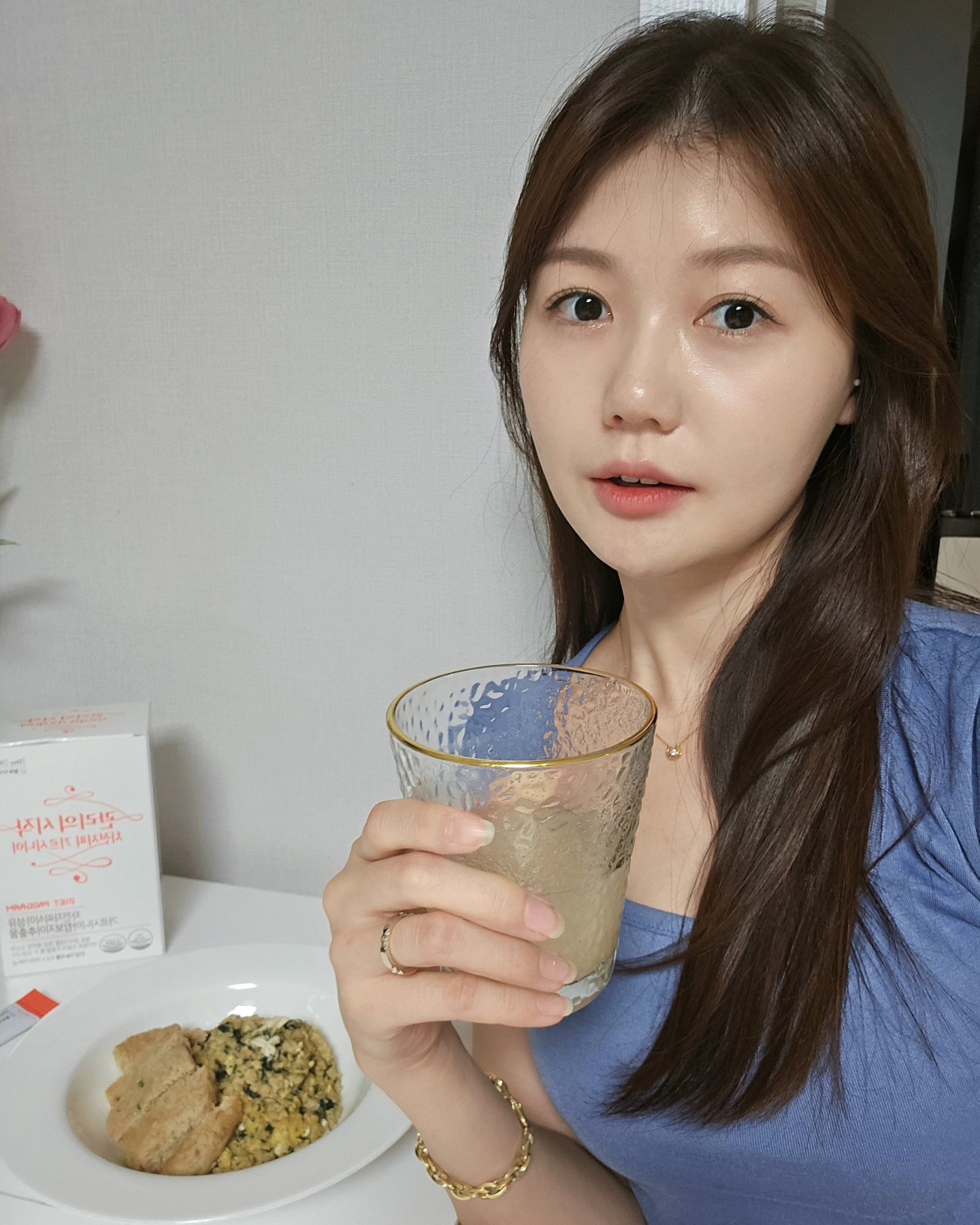 #협찬

요즘 다이어트 순항중이라고 했는데
저는 식단 운동 신경쓰면서
다이어트 식품들도 적극 활용하고 있어요

다이어트 식품만 의지하는건 반대지만
함께하여 시너지 효과를 높이는건 대찬성☝️

✨️다해랩 관리의시작 차전자피 가르시니아✨️

이 제품은 식전에 먹는 제품인데
✔️ 체지방 감소 도움 (가르시니아)
✔️ 배변활동 원활 (차전자피)
✔️ 혈중 콜레스테롤 개선에 도움
식약처에서 인정한 3중 기능성 제품이예요

스틱포장으로 휴대하며 간편하게 먹을 수 있고
물에 오래두면 젤리 형태로 변해서 빠르게 드시는걸 추천!
포만감이 있어 음식 섭취량을 줄이는데 도움이 되었어요

맛은 달달한 복숭아맛🍑

2024년 1월 한달동안
무려 1+1 클리어런스 특가 세일이 진행된대요!!

연초에 새해 맞이 바짝 다이어트 하실분들
모임 많으신 분들은 바로 Get 하러 가셔요😊

#새해다이어트 #2024계획 #탄수화물컷팅제 #다해랩 #다해랩 #관리의시작차전자피 #2024계획 #신년계획 #새해계획 #가르시니아추천 #새해다이어트 #단기다이어트 #다이어트성공 #빵먹기전에 #밥먹기전에 #탄수화물제한 #탄수화물컷팅 #여름대비 #다이어트 #차전자피효능 #뱃살빼기 #변비탈출 #입터짐방지 #체지방빼는법