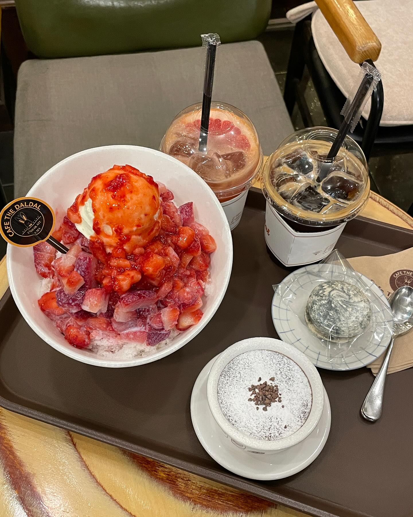 #협찬 #광고

오랜만에 다녀온 #강남맛집 더달달
스트레스 받을 땐 달달한 디저트가 있는 더달달으로!
엄청난 딸이 양에 아이스크림도 올려져있는 딸기빙수였어요 딸기가 신선해서 너무 맛있었어요!
게다가 꾸덕한 쇼콜라를 입에 넣자마자 당충전이 풀로 되었답니다 😋😋

카페도 넓고 테라스 공간도 있어서 분위기도 너무너무 좋아요 데이트하기도 여유부리기도 최고!
.
.
📍서울시 강남대로102길 38-6

#협찬 #강남역카페 #강남역디저트카페 #강남초콜릿 #강남역초콜릿 #강남역쇼콜라 #강남역디저트 #강남역데이트 #강남역소개팅 #신논현카페 #신논현초콜릿 #신논현디저트카페 #더달달 #강남역더달달 #강남더달달