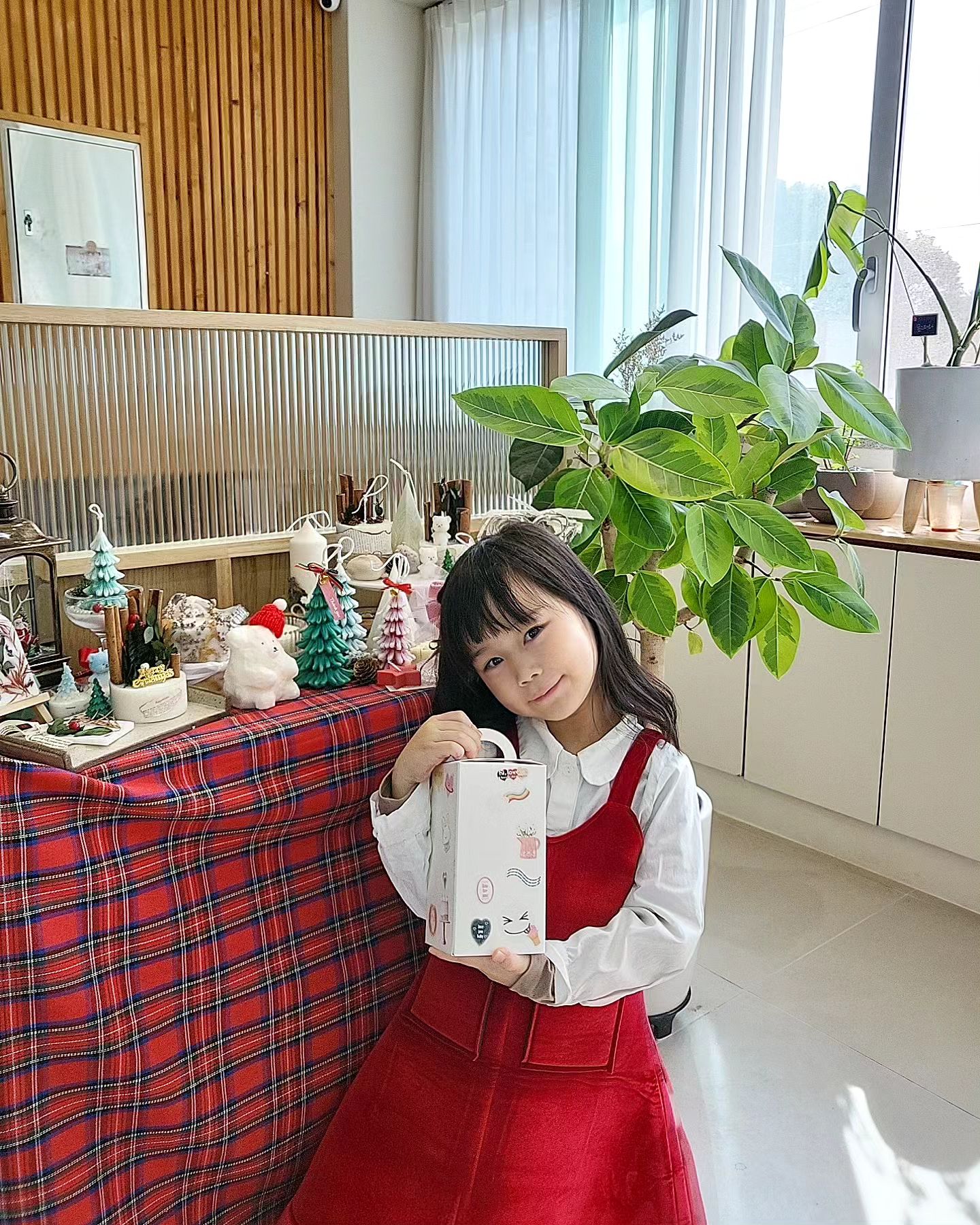 캔들공방 키즈클래스 다녀오기 !
.
위험하진않을까 내심 걱정했는데
생각보다 너무 잘하는 예삐들
선생님도 완전완전 친절하시고 
맛난간식까지 준비해주셨다@..@갬동
.
내일은 평일이라 일찍일어나야대는데
우래기덜 일어날생각을 안한다니..
깨웠는데도 좀 더 잔다길레 자는애들옆에서 티비틀고보는듕..
시끄럽게하면 일어나게찌 모..
