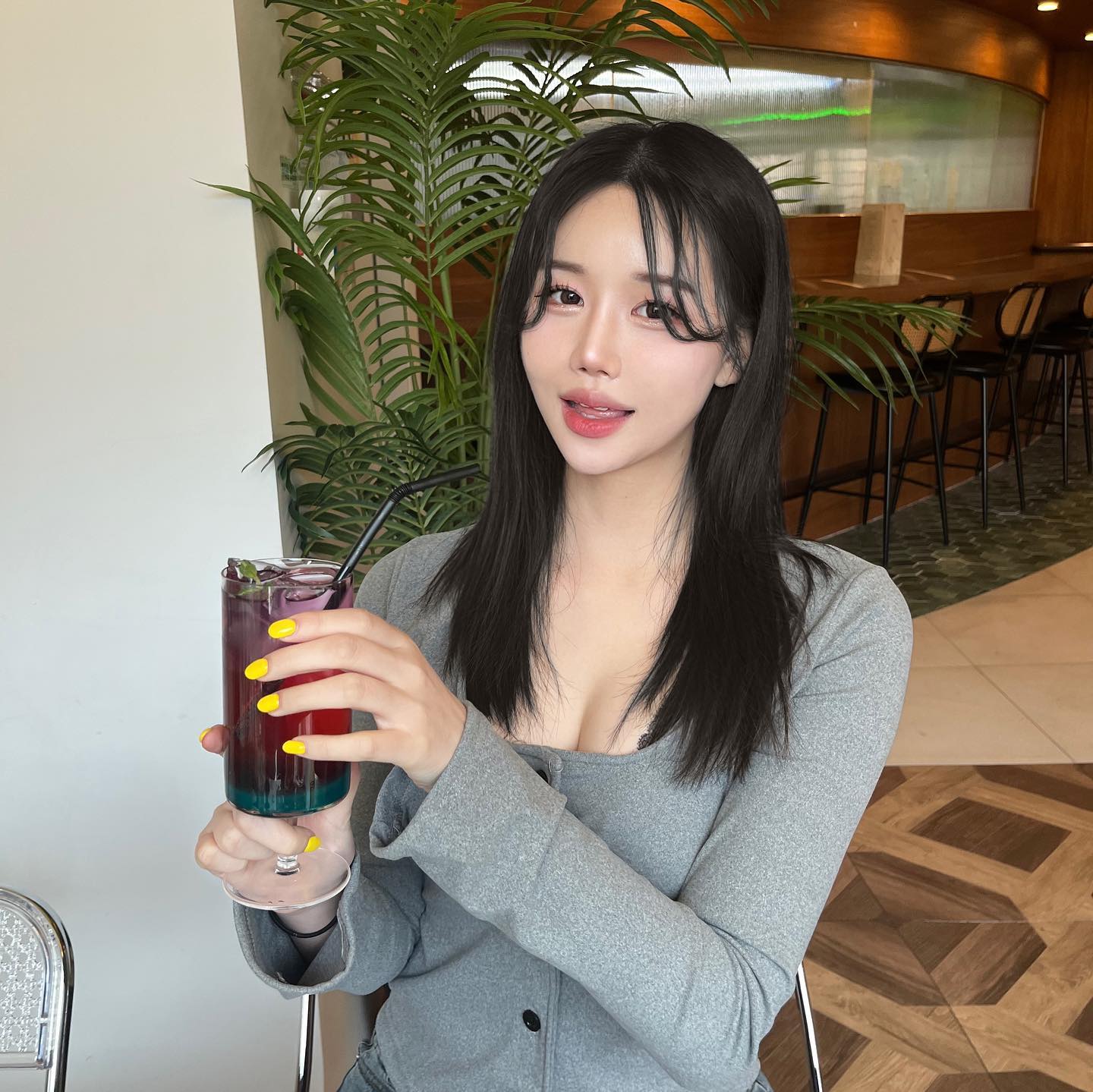 가로수길 퓨전 중식집 다녀와쏘요 ..💕
상하이 파스타 진짜 넘 존맛 ⚈̤᎑⚈̤ 
분위기도 좋은데 다들 놀러가 보세욤 
-
#02년생 #02 #훈녀 #셀카 #협찬 #가로수길맛집 #신사맛집 #압구정맛집  #22살 #21살 #23살 #20살 #좋반 #좋아요반사 #셀스타그램  #03년생 #04년생 #lfl #lb #likeforlikes