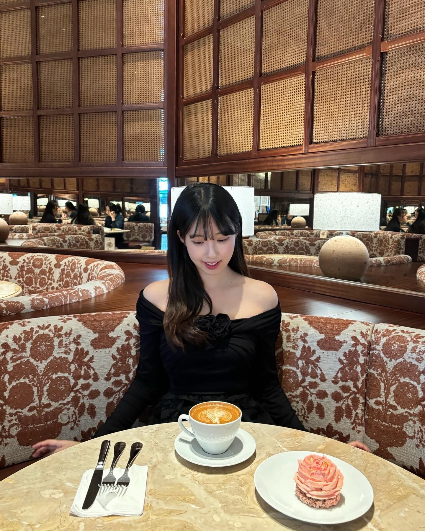 최근 다녀온 카페 중 가장 좋았던 #트웰브남산 
일요일 오전에 다녀와서 그런지 더 여유로웠다 😌
커피도 빵도 넘 맛있고 ☕️
혜령이랑 지난번 같이 다녀온 호텔 라운지보다 
더 좋은 것 같다고 했었던 곳 🫢🤎🤎