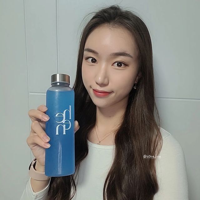 진아 on Instagram: "#광고 승무원 워터라고 불리는 히엔 비타민워터! 500ml 물에 한포 타면 끝! 개별 포장이라 집, 회사뿐 아니라 어디서든 즐길 수 있어요 차가운 물에도 잘 섞어 뜨거운 물로 녹