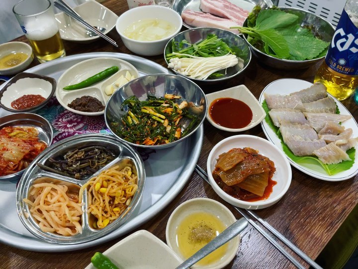 미나리미박삼겹살🥓
흑산도홍어 뿌시기👊

김치말이국수+
된장밥+치즈볶음밥 추가

사이드메뉴는 디저트😋

겉바속촉 삼겹살 고소고소
코 퐈이어 쿰쿰쿰 👃🏻🔥

홍어홍어홍어 중독🫶🏼

홍어는 회로먹어도 맛있고
푹 삭혀먹어도 맛있고 오매🤭

뭐하나 빠짐없이
진짜 다 맛있지만

특히, 난 파무침빌런😋

songtan_pungmi 

#송탄맛집
#송탄핫플 
#송탄출장소
#송탄출장소맛집

yoni0813
#저녁메뉴 #저녁밥상 #맛있다 #술상 #술안주 #homecooking #온더테이블 #meal #onthetable #kfood #koreanfood #dinner