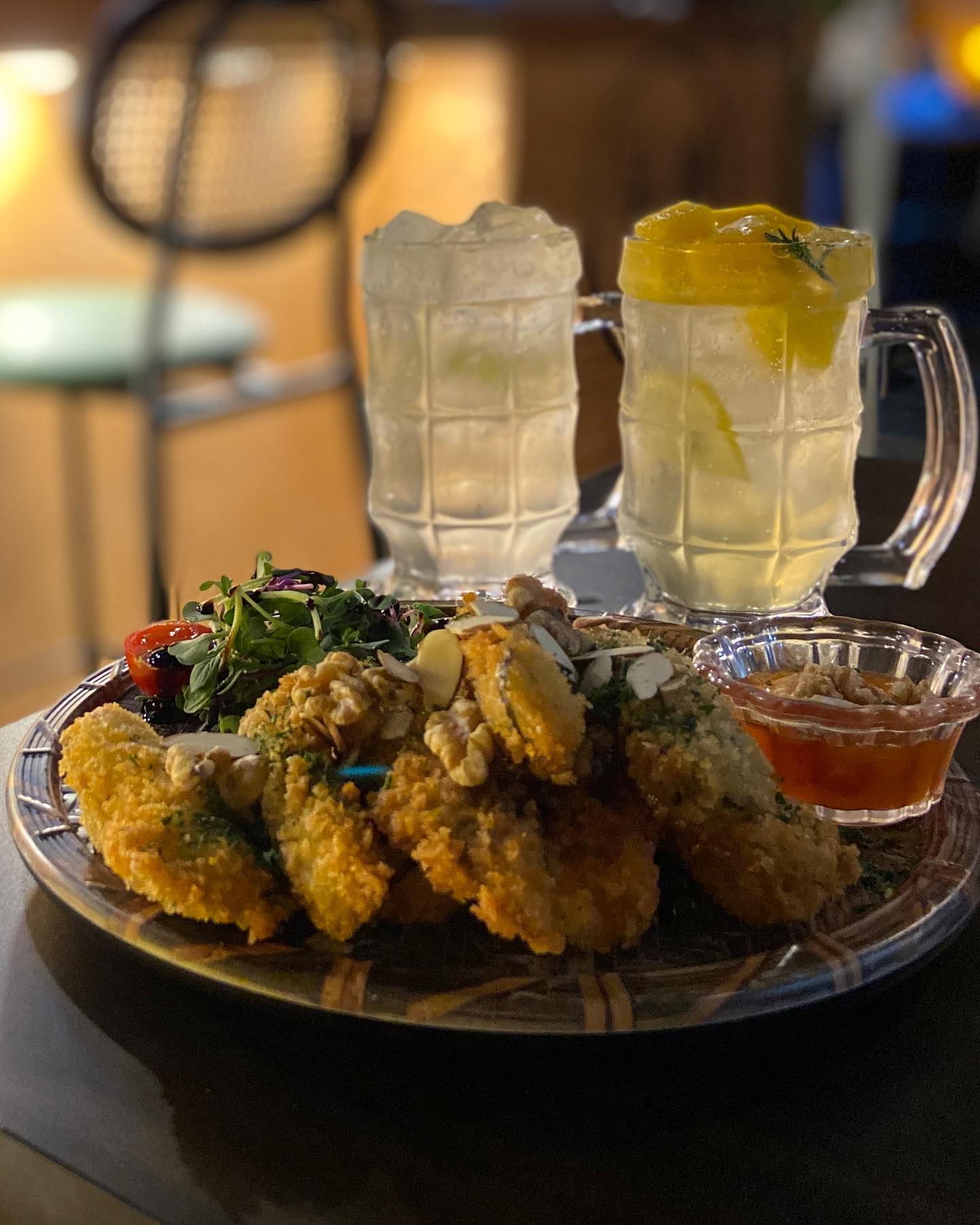 #협찬
안주가 너무 맛있어서 먹으러 다시 가고픈 술집!

🍺의정부 독채
오픈한지 얼마 안 됐는데도 사람이 많아서 놀랐어요! 지인이 안주가 너무 맛있어서 적극추천하길래 얼마나 맛있나 가서 먹어보니 진짜 맛나더라구요,,,🫢 손님에 따라 매일 음악과 조도가 바뀐다더니, 제가 갔을땐 20대 손님이 많았어서 그런가 2010년대 노래가 많이 나와서 신났어요 :)

🥭애플망고하이볼 8.9
달달한 하이볼 위에 애플망고가 가득! 위에 식용버블까지 올려주시는데 너무 귀여워서 사진 왕창 찍었답니다◜◡◝ 술찌인 저에게 너무나 딱인 당도,,ᰔ 원래 술 한잔 다 못 마시는데 얘는 깔끔하게 비웠어요!

🍆칠리가지튀김 9.9
완전 바삭한 튀김옷 안에 촉촉한 가지가 있어요! 칠리소스랑도 잘 어울리고 발사믹 샐러드도 나와서 함께 먹으니 계속 들어갔답니다

🍲아롱사태전골 22.9
제일 기대를 많이 했던 메뉴 등장!
아롱사태가 생각보다 더 두껍고 푸짐하게 들어가 있고 부추가 짱 많아서 너무 좋았어요!
국물은 사리곰탕st의 사골 육수로
소주랑 잘 어울릴 것 같아요

#의정부술집 #의정부감성술집 #의정부요리주점 #감성술집 #의정부맛집 #의정부핫플 #의정부분위기좋은술집 #의정부데이트 #의정부데이트코스 #독채 #돌고도라_의정부
