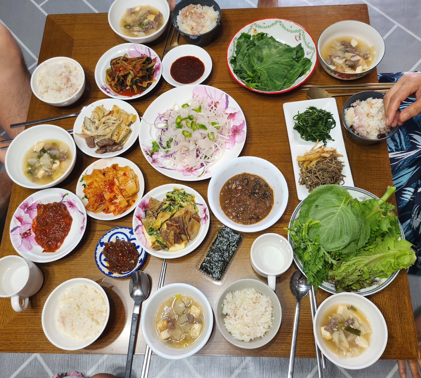 2024년의 추석연휴🌕

처음으로 제사 안지내는 추석!
포항 가서 맛있는 집밥 계속 먹고 빵카페도 가고~
당일 출근하는 신랑 오자마자 장봐서 급예약한 #고령예마을카라반 
진짜 오랜만에 쉼으로만 갔는데 더워서 밖에선 아무것도 할수 없었으나 새로산 축구공 개시는 해야했던🤣
다음날 #우륵박물관 찍고 신랑이 알아놓은 #대가야카페 #코카콜라카페 엄청난 스케일에 놀라고 👨‍👩‍👧 이것저것 코카콜라 옷 입어보고 사진찍어달라는 사랑이 ❣️

#추석 #포항 #엄마밥 #보름달보고소원빈 #고령 #가족여행