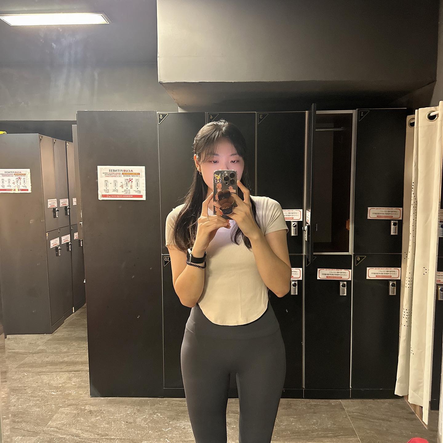 𝐃-𝟑𝟔📸✔️
등운동 완🫶🏻
측만증이 심해서 맨날 등운동하기 힘들었는데 유빈쌤이 등 느낌 더 잘 올 수 있게 운동하는법 알려주셔땨
등 느낌 잘와서 아주 햅삐🤍