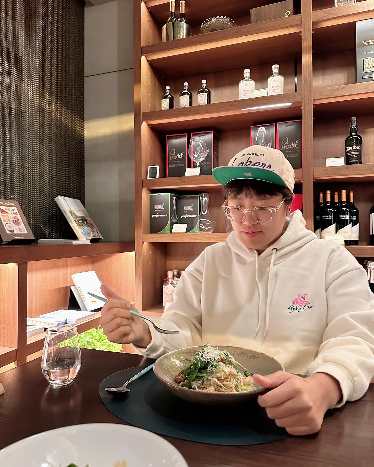 #협찬

앰배서더 서울 풀만 호텔 1955 그로세리아에서 파스타🍝 먹고 왔어요
식전빵부터 샐러드, 파스타, 디저트와 아이스아메리카노까지 플레이팅도 너무 예쁘고 맛있더라고요😋
앰배서더 서울 풀만 호텔 로비 들어서자마자
펼쳐지는 미디어월이 너무 멋지더라고요😍😍
분위기가 너무 멋져서 모임장소로 좋아요
마켓과 레스토랑이 결합된 
국내 호텔 최초의 그로서란트 레스토랑으로 쇼핑까지 즐길수 있어요

#앰배서더서울풀만호텔 #호텔파스타맛집 #서울파스타맛집 #호텔모임장소 #ambassadorseoulpullmanhotel #pastaseoul