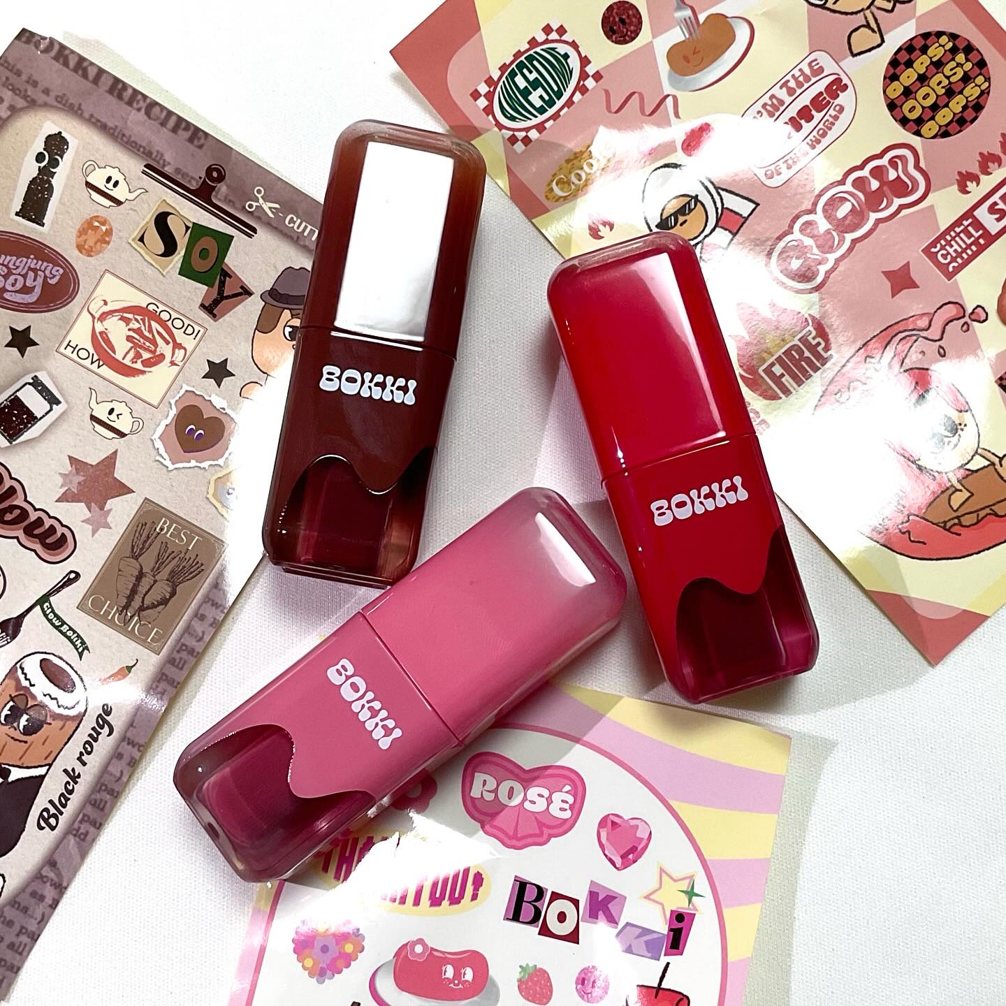 #협찬 #블랙루즈
blackrouge_kr 

글로우뽀끼틴트 Glow Bokki Tint

- GB04 얼얼후추
- GB07 구운베이컨
- GB11 바삭고구마

떡볶이를 모티브 한 글로우뽀끼틴트! 
진한 발색과 탱글탱글한 광이 예쁜 틴트랍니다🫶🏻

촉촉하지만 끈적임 없는 편이었고, 무엇보다 광이 오래 유지되어서 좋더라구요!!

오리지널(레드), 로제(크리미), 소이(MLBB) 3가지 라인으로 구성되어 있고,
착색은 내추럴한 편이에요!

개인적으로 제 최애 컬러는 구운베이컨..✨
데일리로 휘뚜루마뚜루 바르고 다니는데,
촉촉해서 립밤도 필요 없으니까 이거 하나만 들고 다니기 딱이에요><

 #뽀끼틴트 #글로우틴트 #에어리윤광 #글로우윤광 #물광글로우 #라이트윤광
#오리지널레드 #크리미로제 #궁중소이 #물결광 #뽀끼윤광 #내추럴착색 #데일리틴트
#blackrouge #블랙루즈틴트