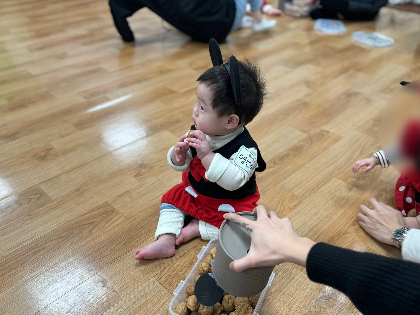 미키선우 🖤

오늘은 엄마랑 둘이 하는 문센수업이 아닌 셋이하는 문센 수업에 다녀왔어요! 같이 있어서 그런건지 오늘은 수업내내 울지 않고 끝나고 놀거리들 정리하니까 울더라구요! 재밌었나봐요:) 가기전에 낮잠 푹 자고 가서 수업 끝나때까지도 붓기가 안빠져있는게 너무 웃겨서 옆모습 사진으로 올려요 ㅎ..

#문센 가서 입은 옷 중에 가장 마음에 들었어요!
문센 갈때마다 이번에는 무슨 옷을 주시려나.. 하는 마음❤️

문센간날 자세한 이야기는 youtube. 선우네
