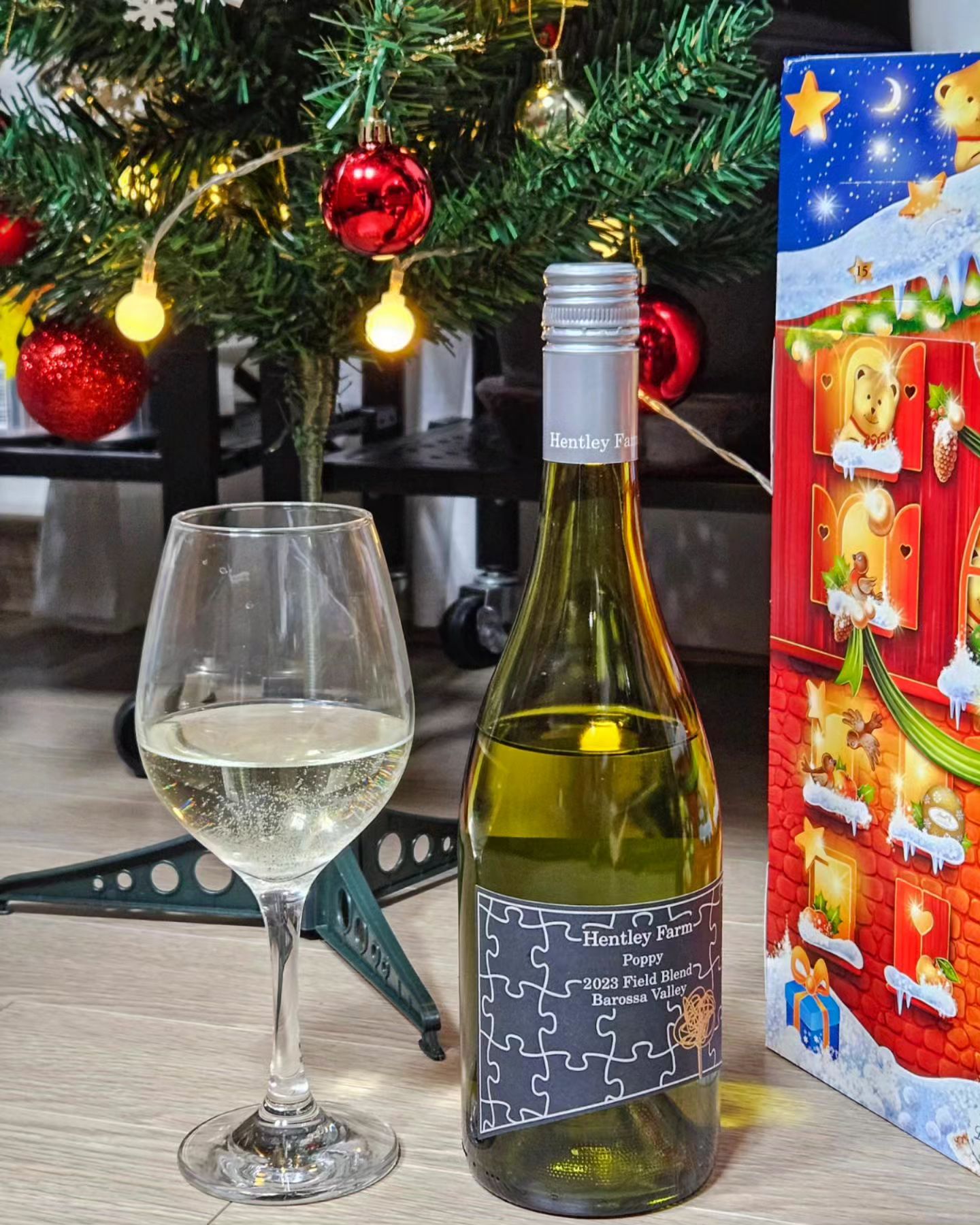 #협찬 ernestine_wine

비밀이야 유튜버가 1일1병
한다는 바로 그 와인 😎

2015년 호주 최고 와인평론가가
올해의 와이너리로 선정한,
헨틀리 팜 #퍼피필드 블랜드
지금 소개합니다 👏

화이트품종이 섬세하게 블렌딩되어
열대과일, 시트러스한 향이 나면서
그런 화려한 향과 대조되게
산미는 은은해 상큼하게 마무리돼요

해산물 종류에 페어링이 좋으니
좋은 날에 좋은 시간 원하신다면
뉴질랜드 말보로 소비뇽 블랑에
가볍게 해산물 요리 곁들여보세요 💛

📍구매처
홈플러스 전국매장에서 찾을 수 있으니
원하시는 분들은 달려달려 :)
.
.
#홈플러스와인장터 #홈플러스와인행사 #홈플러스와인 #와인추천 #헨틀리팜 #헨틀리팜퍼피필드 #화이트와인추천