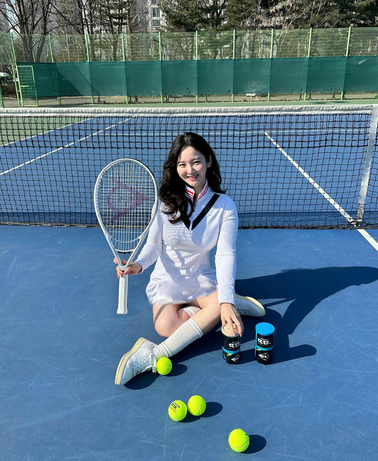 #광고 dunlopkr_tennis 
던롭 라켓과 던롭 ATP 챔피언십 / 챔피언십 에코 볼을 함께 사용해봤어요!

볼에도 강도와 내구성에 따라 느낌이 다르다는걸 느껴본 테린이🎾 
이번엔 수업도 게임도 다르게 볼을 사용해보았어요
확실히 3는 볼의 탄성과 부드러움이 있더라구요
스피드가있는 4!

테니스도 장비빨👍 더욱더 게임을 재밌게만들어주는 던롭
✔️ ATP 챔피언십
ATP 월드 투어가 공식 승인하고 인증한 볼 라인 중에서 클럽 및 아마추어 플레이어들을 위해 만들어진 볼로
확실히 부드러워서 다양한 코트에서 사용가능한 볼이였어요

✔️ATP 챔피언 에코는 패키징 자체가 30%플라스틱을 줄인 지구환경을 위한 제품으로

MAX CORE 듀라펠트 HD 펠트와 같이 시너지를 낼 수 있도록 특별히 설계되어 다재다능한 플레이가 가능 한 코어
DURAFELT CLOTH 우수한 내구성과 일관성을 제공 하는 펠트

우선 던롭 라켓 LX 1000은 던롭의 라켓 중에서도 가장 큰 라켓이라 큰 힘을 들이지 않고도 확실히 날아가는게 다르더라구요! 

80‘s 테니스 시장을 휩쓴 던롭 MAX 200G의 기술력 을 완성하고 보완하여 계승한 24CX 라켓이 요즘 핫하죠?
실력 키워서 다음엔 요거 써보는걸로🎾

#테니스 #테니스라켓#테니스공 #테니스용품 #던롭 # 던롭테니스볼 #던롭라켓 #ATP챔피언십 #던롭AO # 던롭FORT #던롭테니스 #NO1BALLONTOUR
#여성라켓추천#남성라켓추천#테니스코트#올림픽테니스경기장#테니스경기장