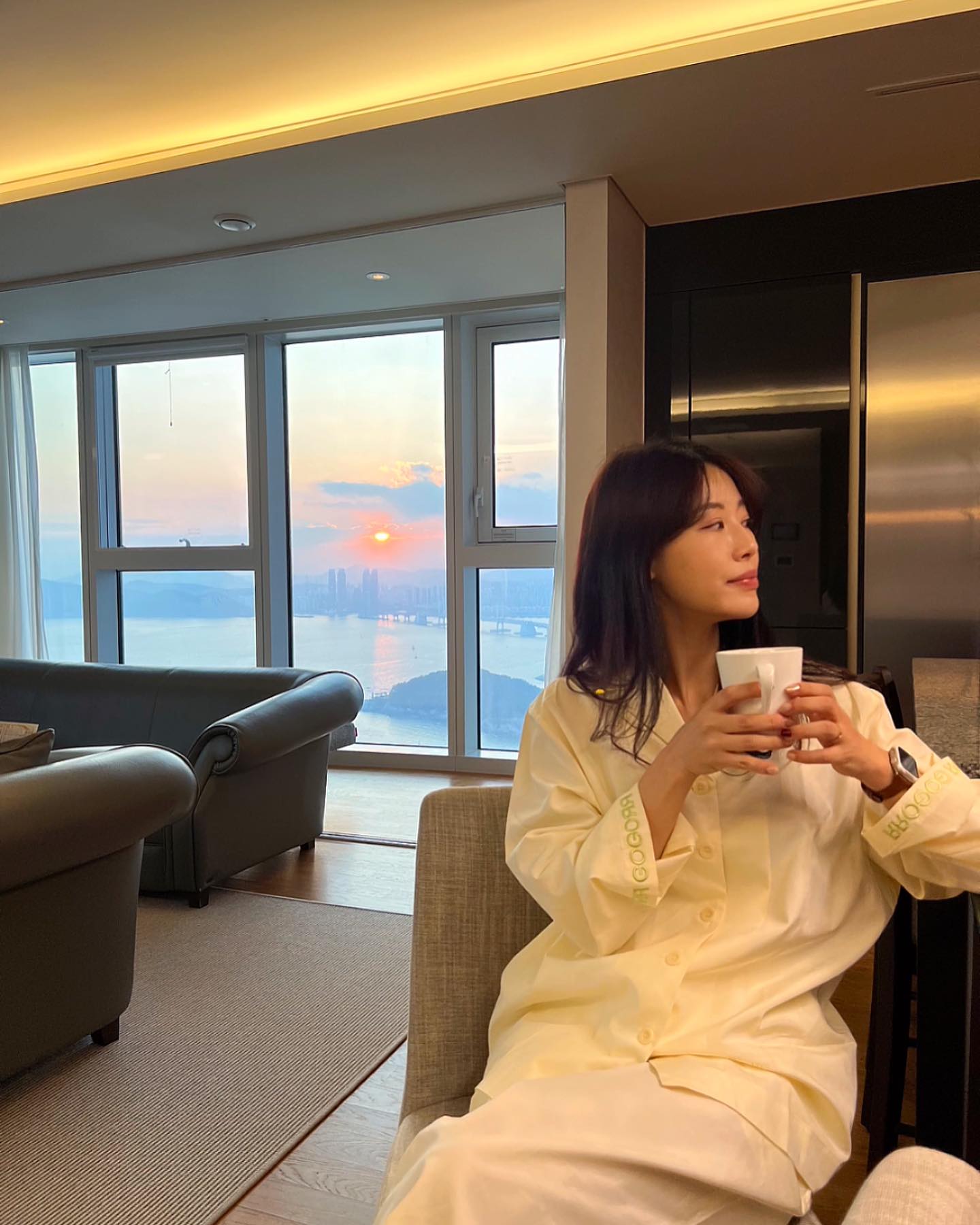 서하네 첫 가족 잠옷!🫶🏻
여행 때 개봉해서 입어주는 그 짜릿함⚡️

패키지부터 소재까지
고급스러움의 완성판이 아닐까 싶은
고고르르는 잠을 잘 만한 환경이 되면 소리 없이 
곤히 잠드는 모양의 순우리말로
우리 아이가 편안하게 입고 잘 수 있는 잠옷에서부터 
시작 되었다고해요:)

비스코스 60% 코튼 40% 이라 촉감부터가 달라요! 
버터크림 색상이 얼굴도 환해보이는 효과도 있고 
따뜻한 느낌이라 좋더라구요
여유로운 오버핏이라 자기 전 활동할 때도 
잠을 자는 순간에도 아주 편안하다묘!

고고르르만의 시그니처 엠보자수&실리콘라벨이 
더 고급미를 돋보이게 해주는 부분!

소중한 사람에게
본연의 편안함을 선물해보세요🕊️
gogorr__official 

#gogorr #고고르르 #홈웨어 #파자마 #잠옷 
#라운지웨어 #파자마세트 #파자마브랜드 #커플잠옷